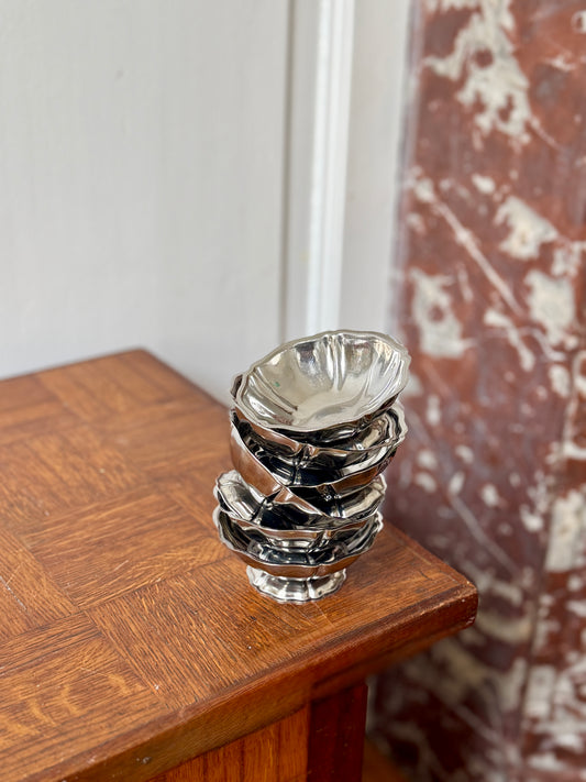 Six coupes en inox Razzia, élégantes et robustes, disposées sur une surface blanche, parfaites pour les boissons froides.