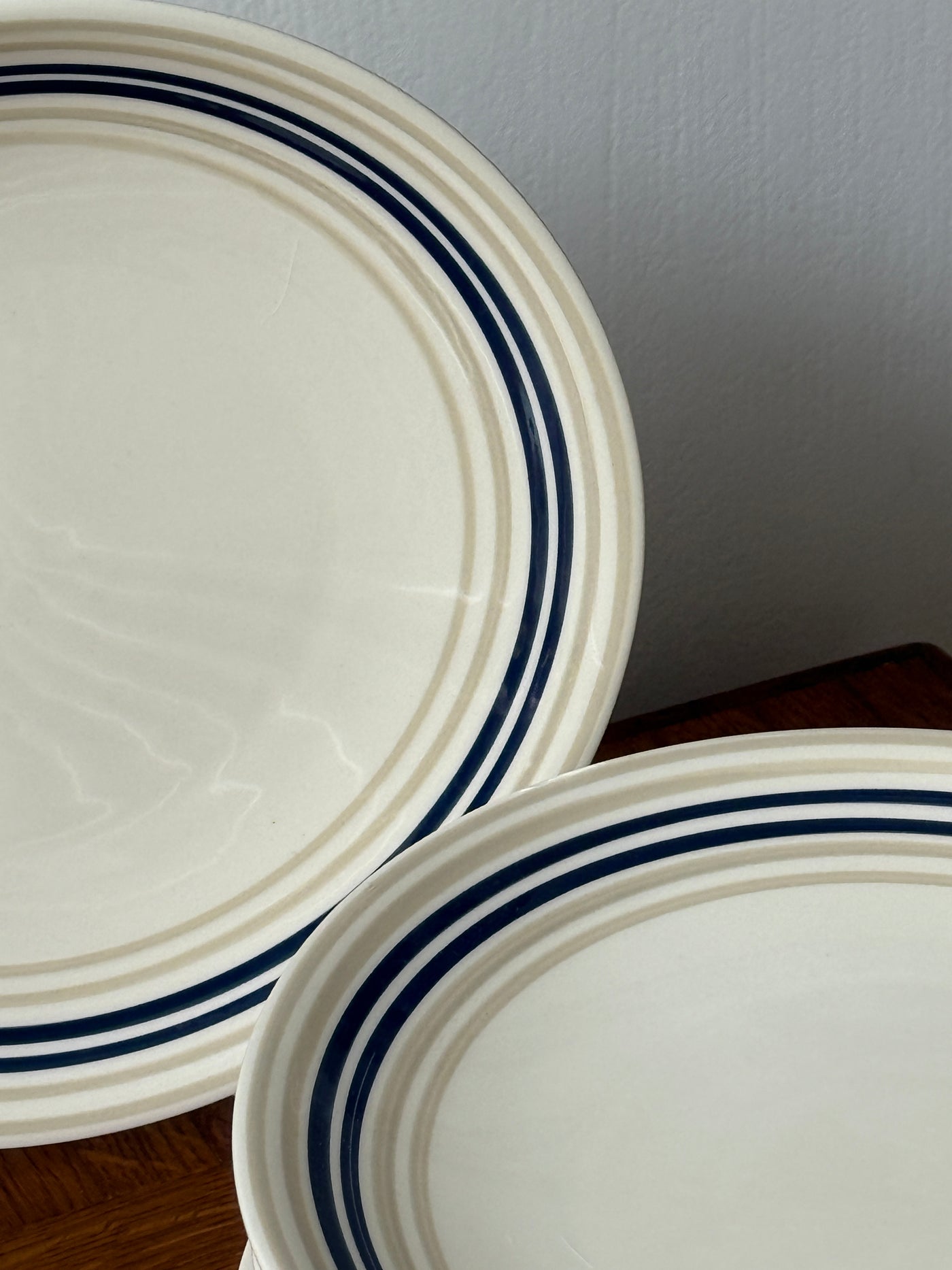 Lot de 9 assiettes rayées bleues et beiges