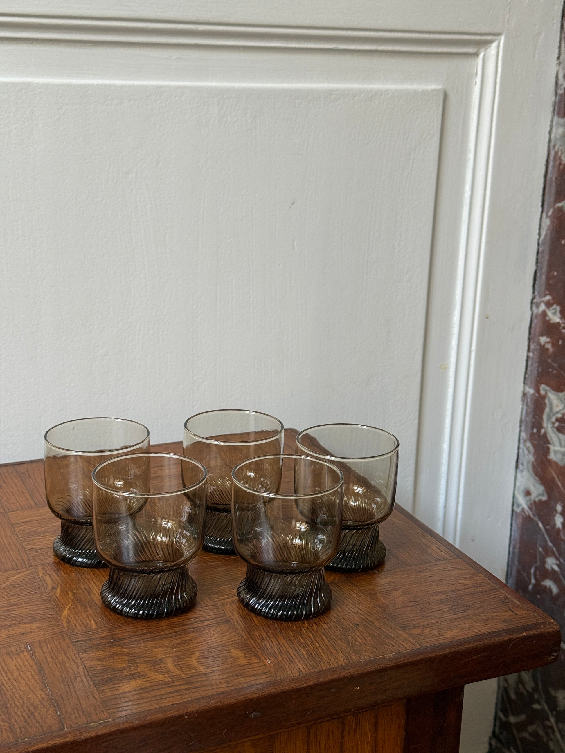 Lot de 5 verres à eau Razzia en verre fumé des années 80, design vintage et translucide.