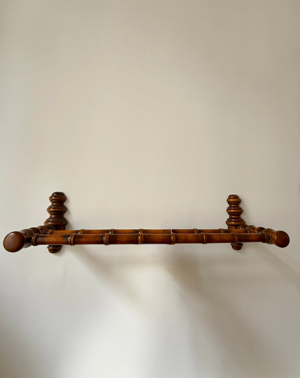Porte-manteau mural en bois tourné façon bambou