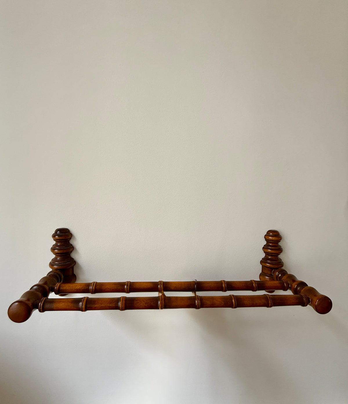 Porte-manteau mural en bois tourné façon bambou