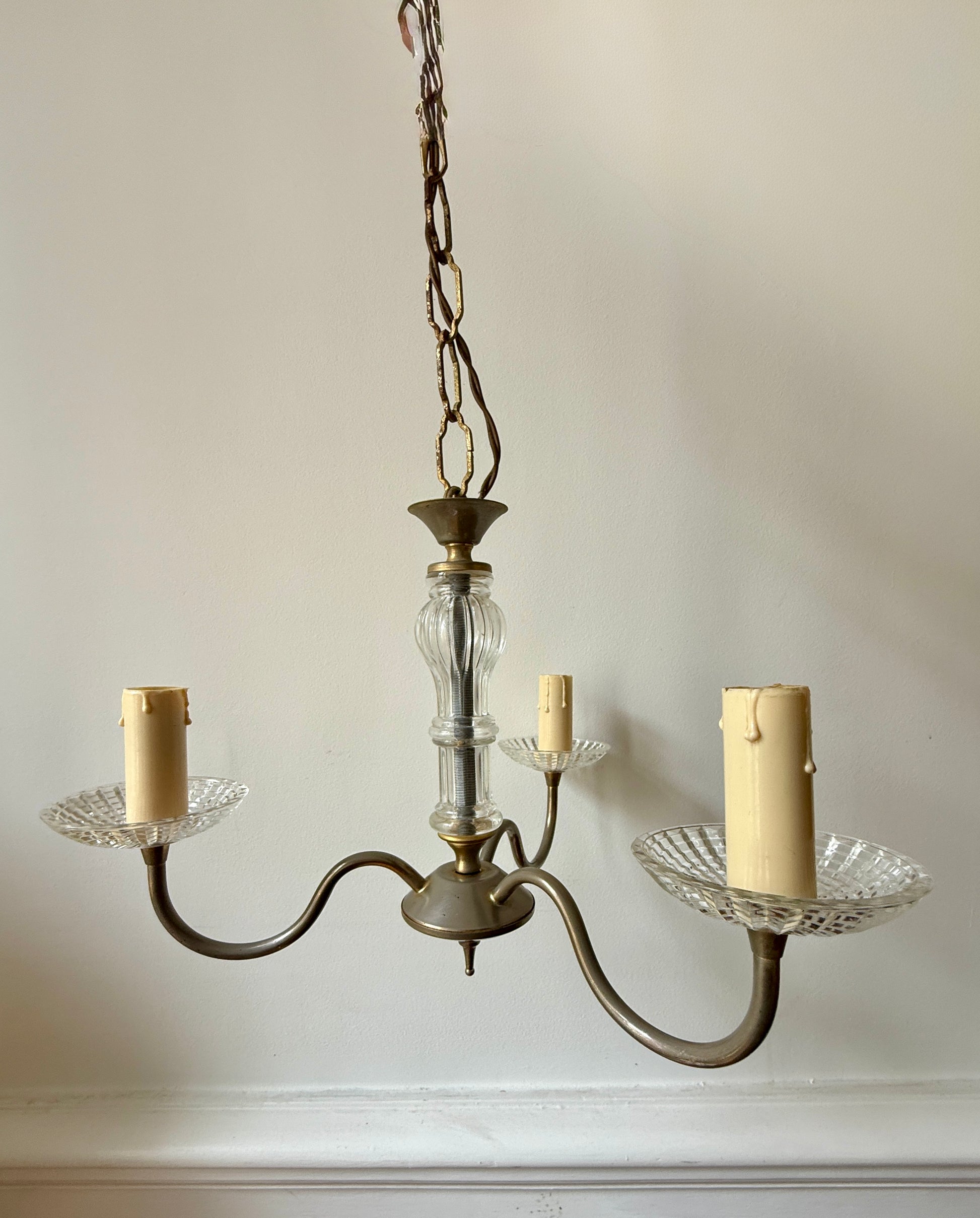 Lustre vintage Razzia à 3 branches en laiton et verre, design élégant avec abat-jour en verre transparent et finition en laiton brillant.