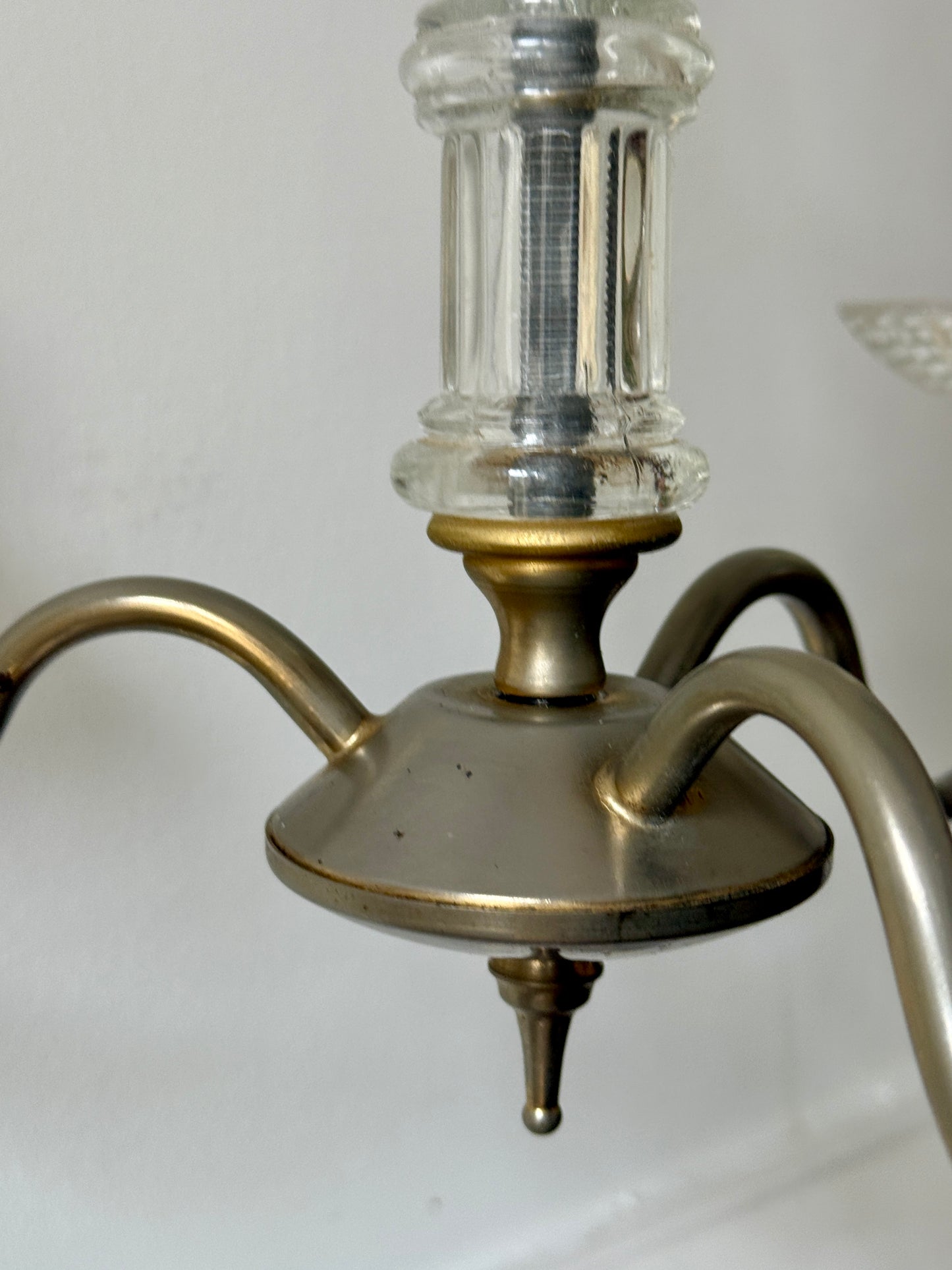 Plafonnier vintage à 3 branches en laiton et verre, design élégant, éclairage décoratif pour intérieur sophistiqué.