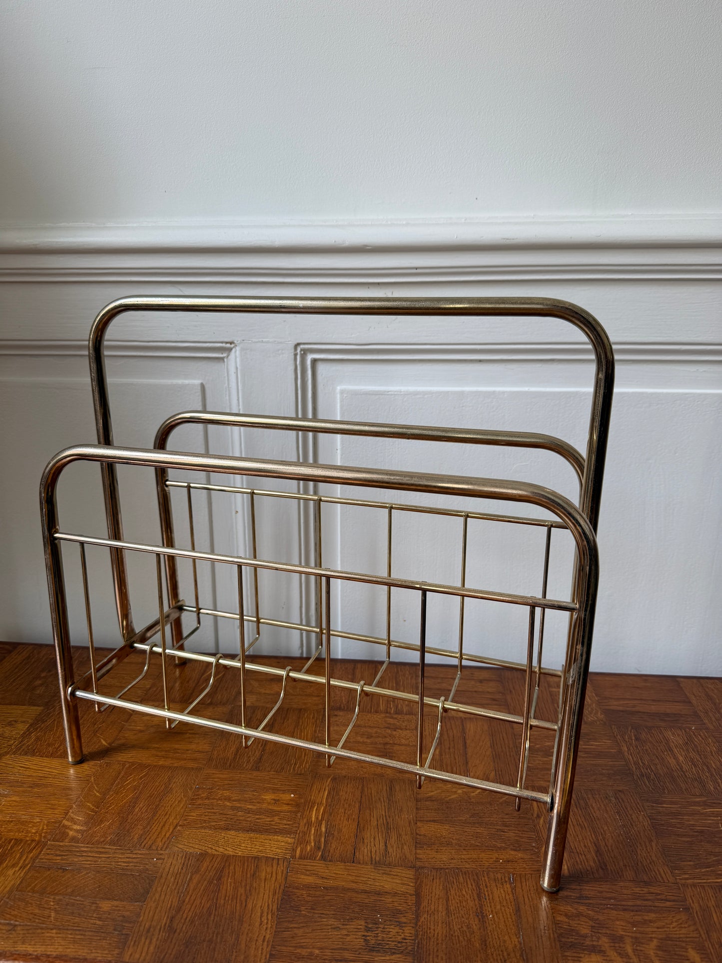 Porte-revues en métal doré - esprit Mid-Century