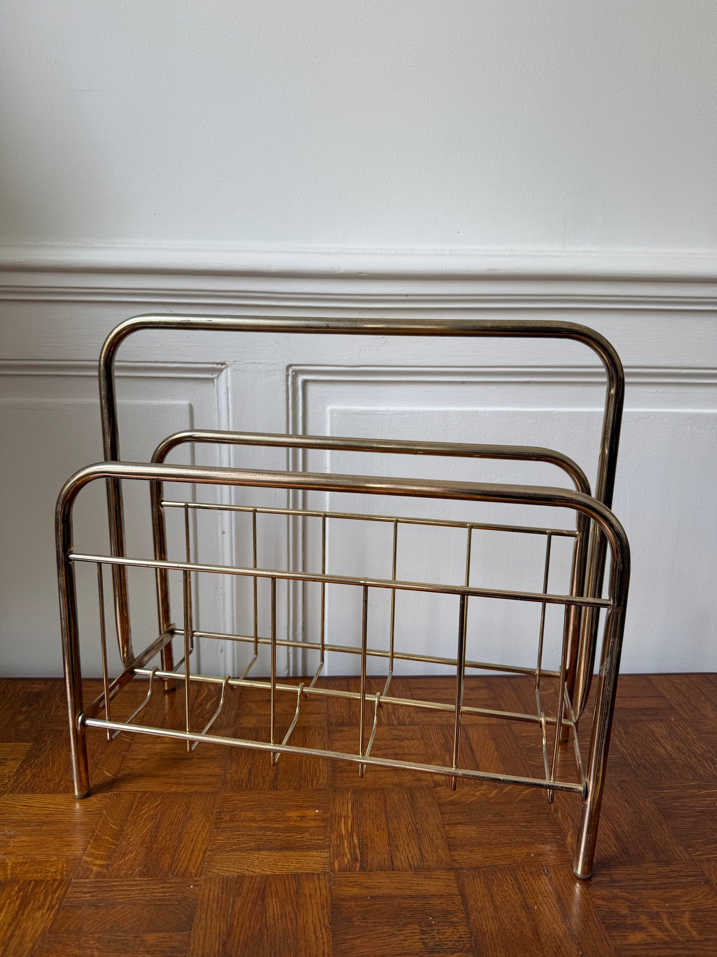 Porte-revues en métal doré - esprit Mid-Century