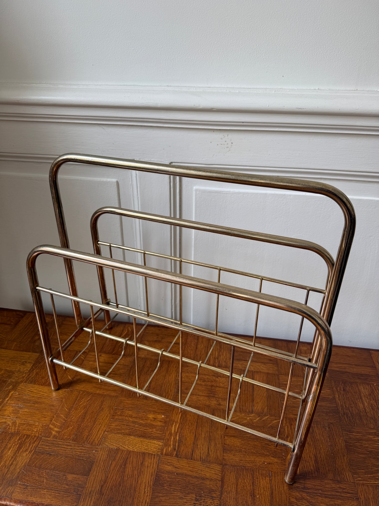 Porte-revues en métal doré - esprit Mid-Century