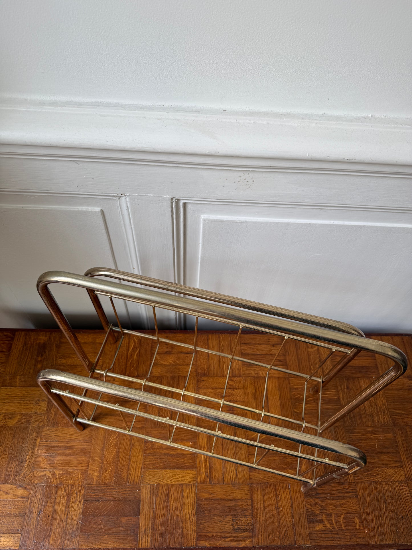 Porte-revues en métal doré - esprit Mid-Century