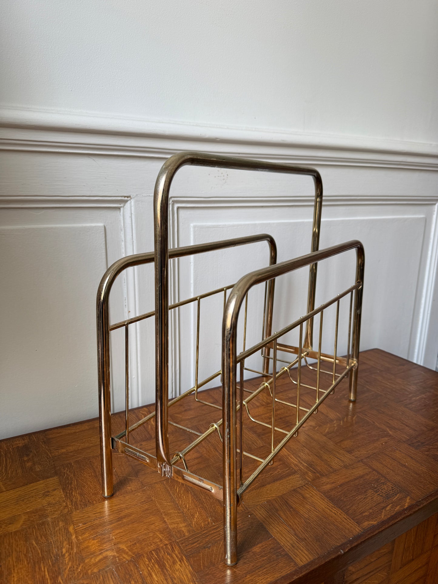 Porte-revues en métal doré - esprit Mid-Century