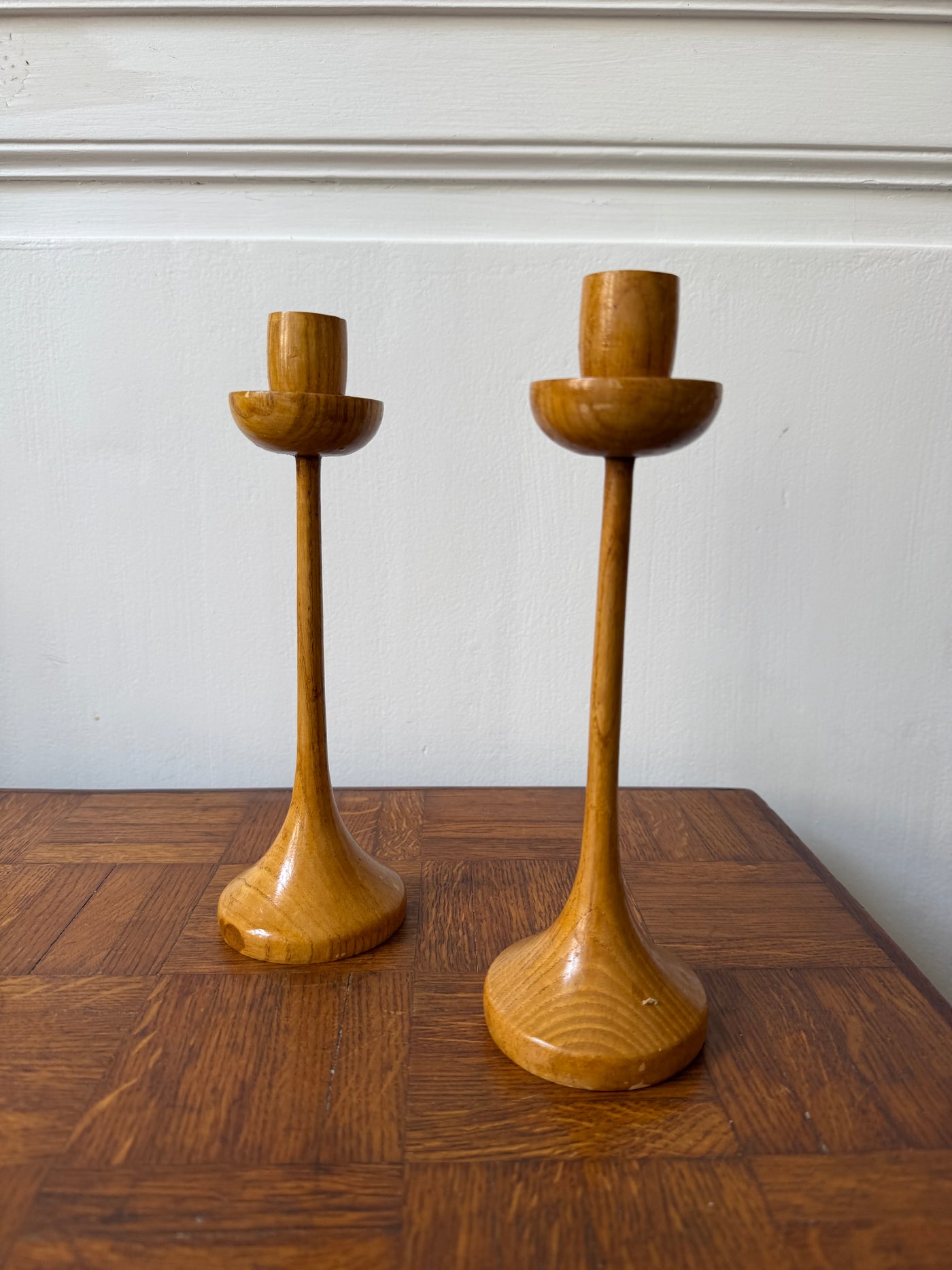 Paire de bougeoirs en bois