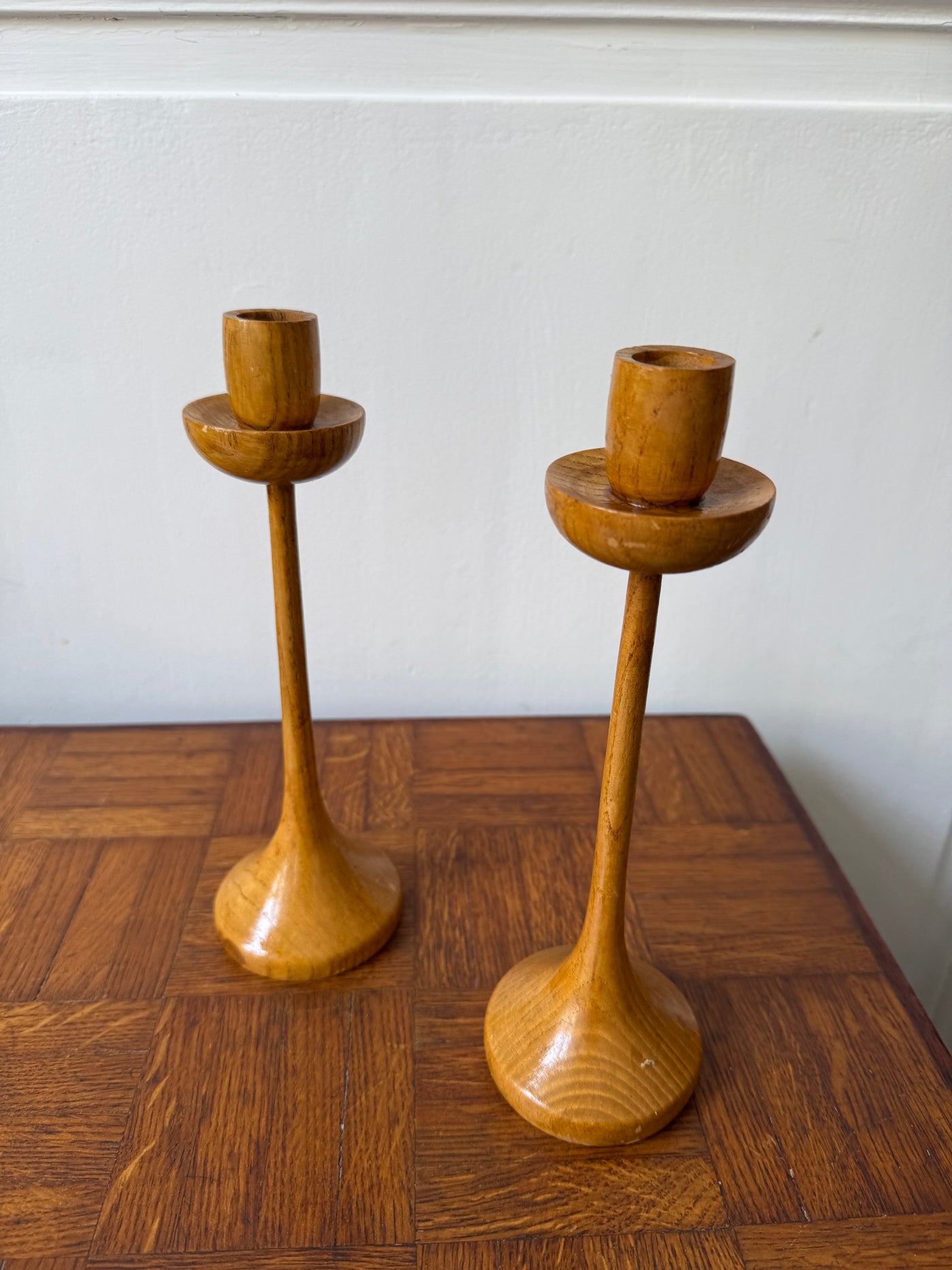 Paire de bougeoirs en bois