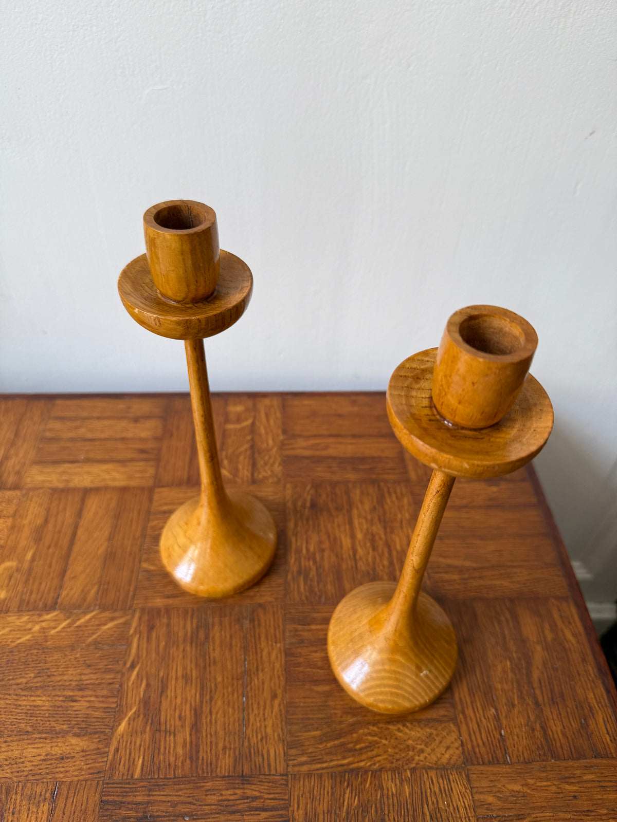 Paire de bougeoirs en bois