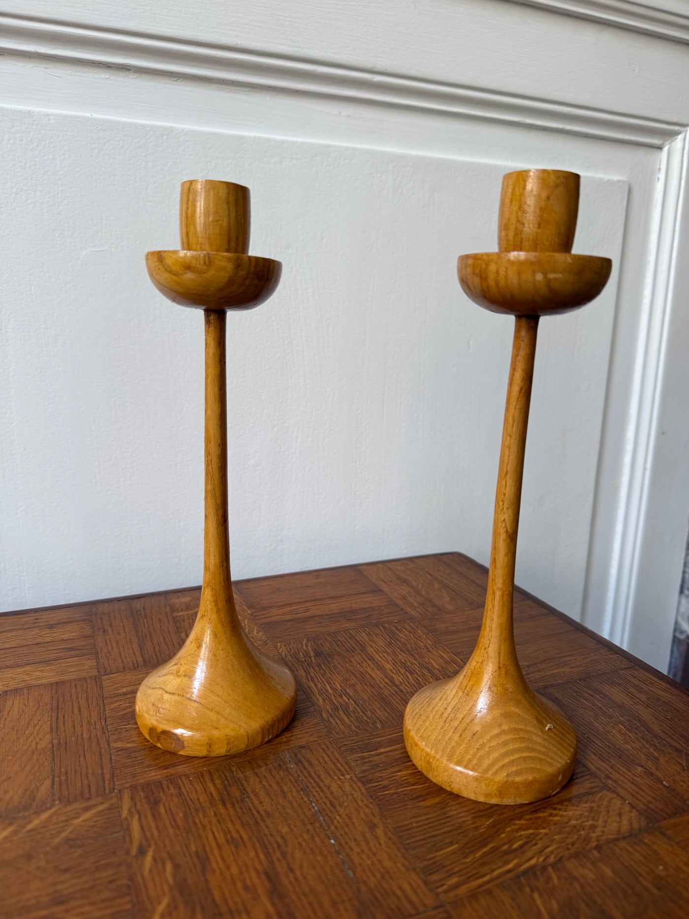 Paire de bougeoirs en bois