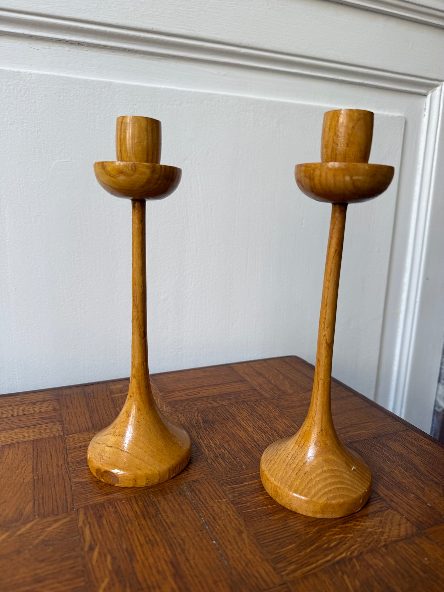 Paire de bougeoirs en bois