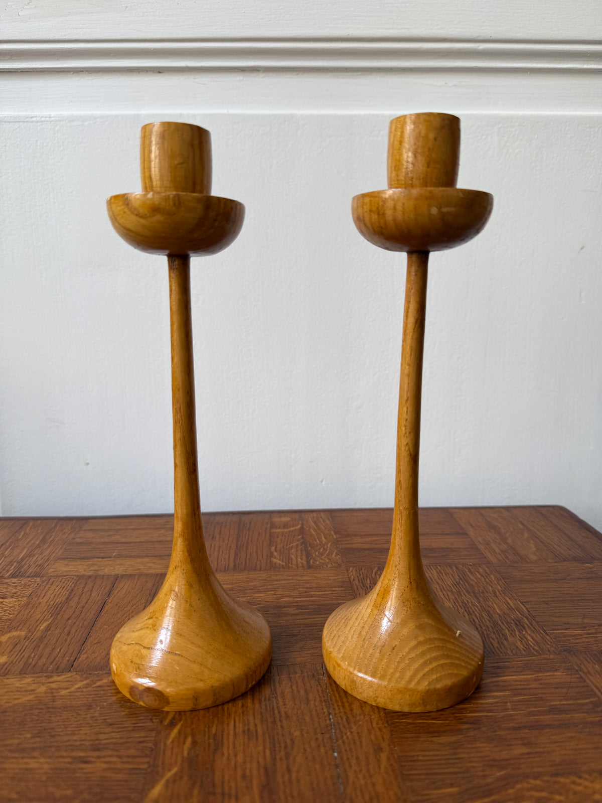 Paire de bougeoirs en bois