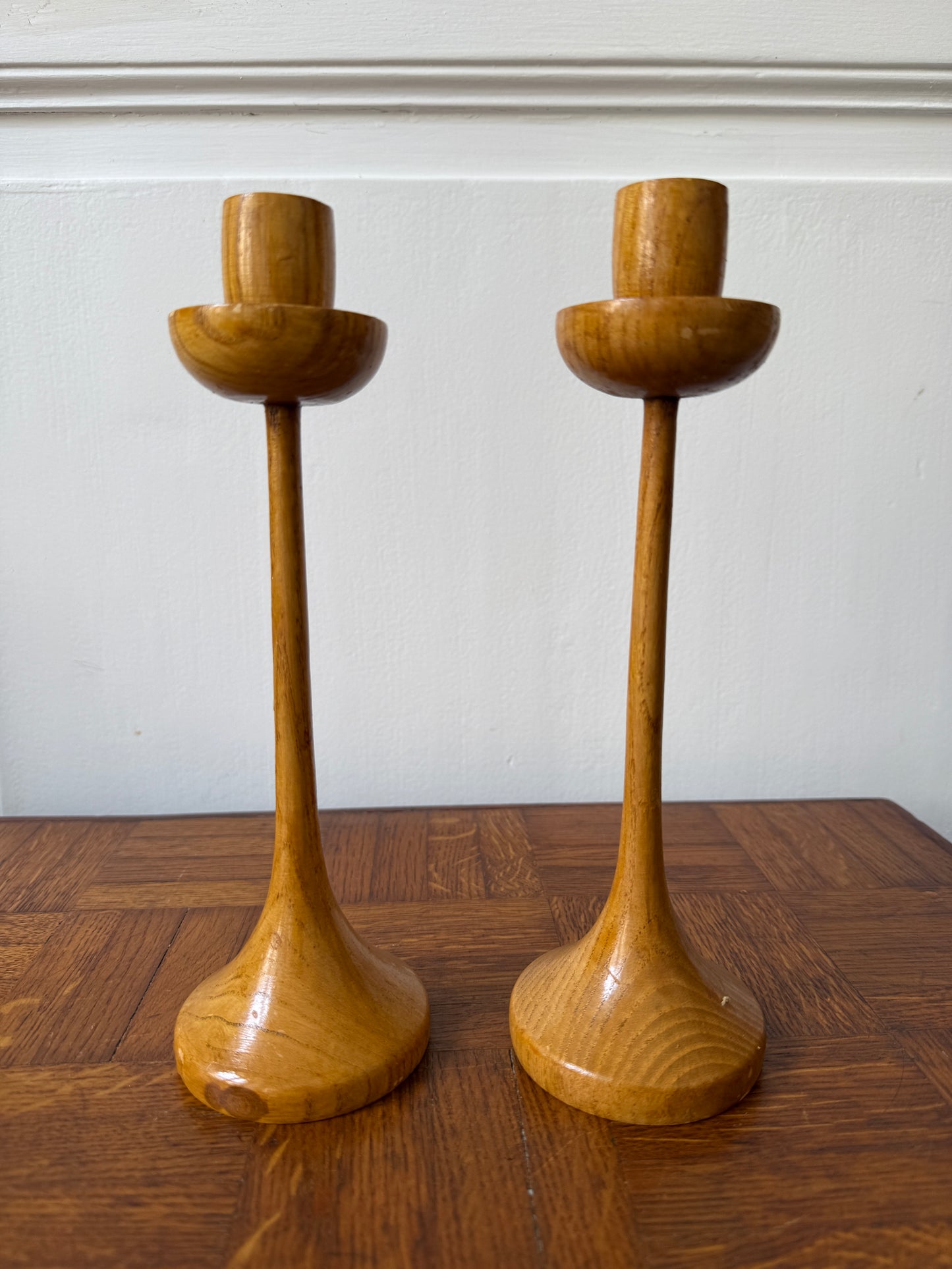 Paire de bougeoirs en bois