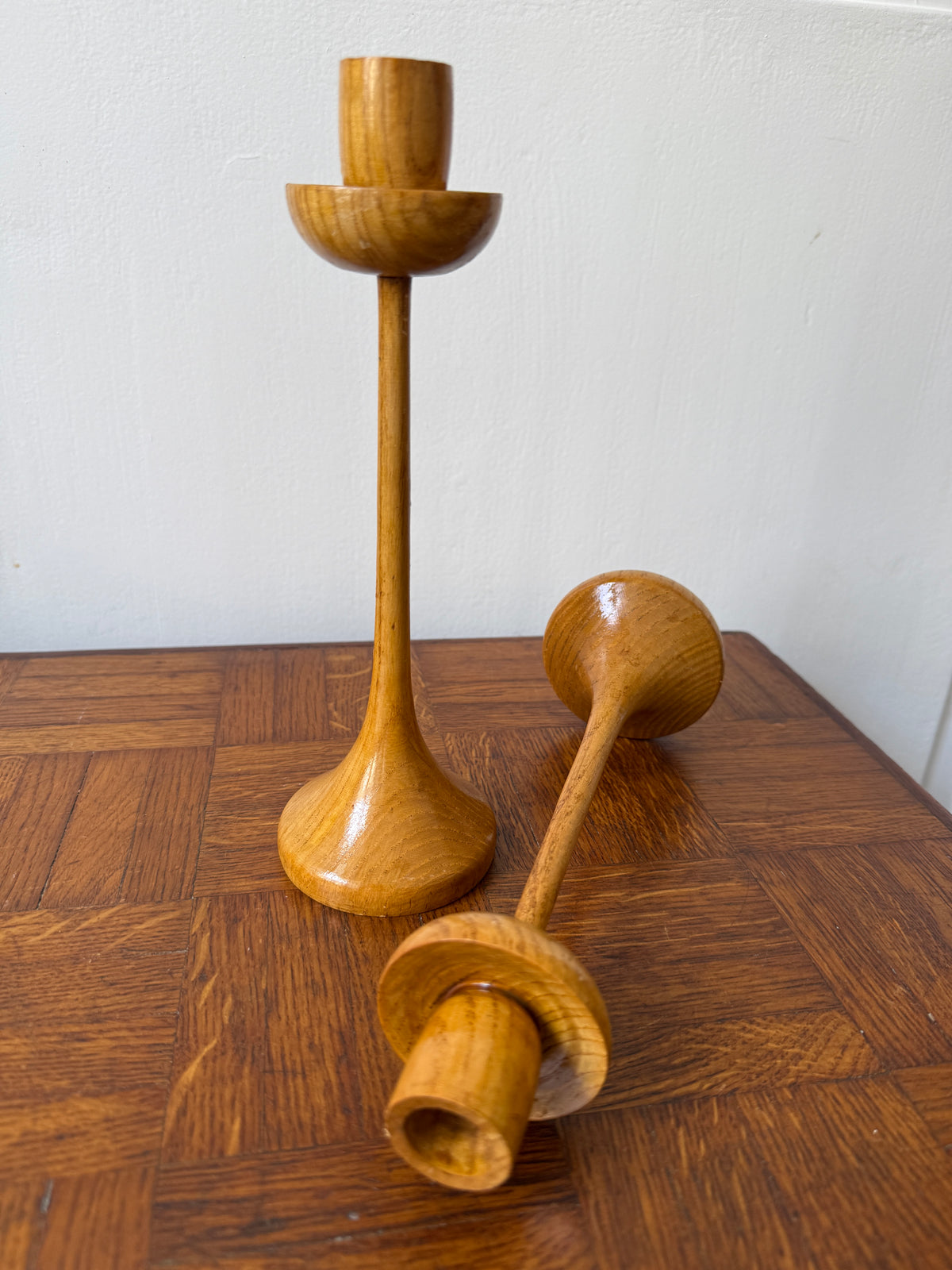 Paire de bougeoirs en bois