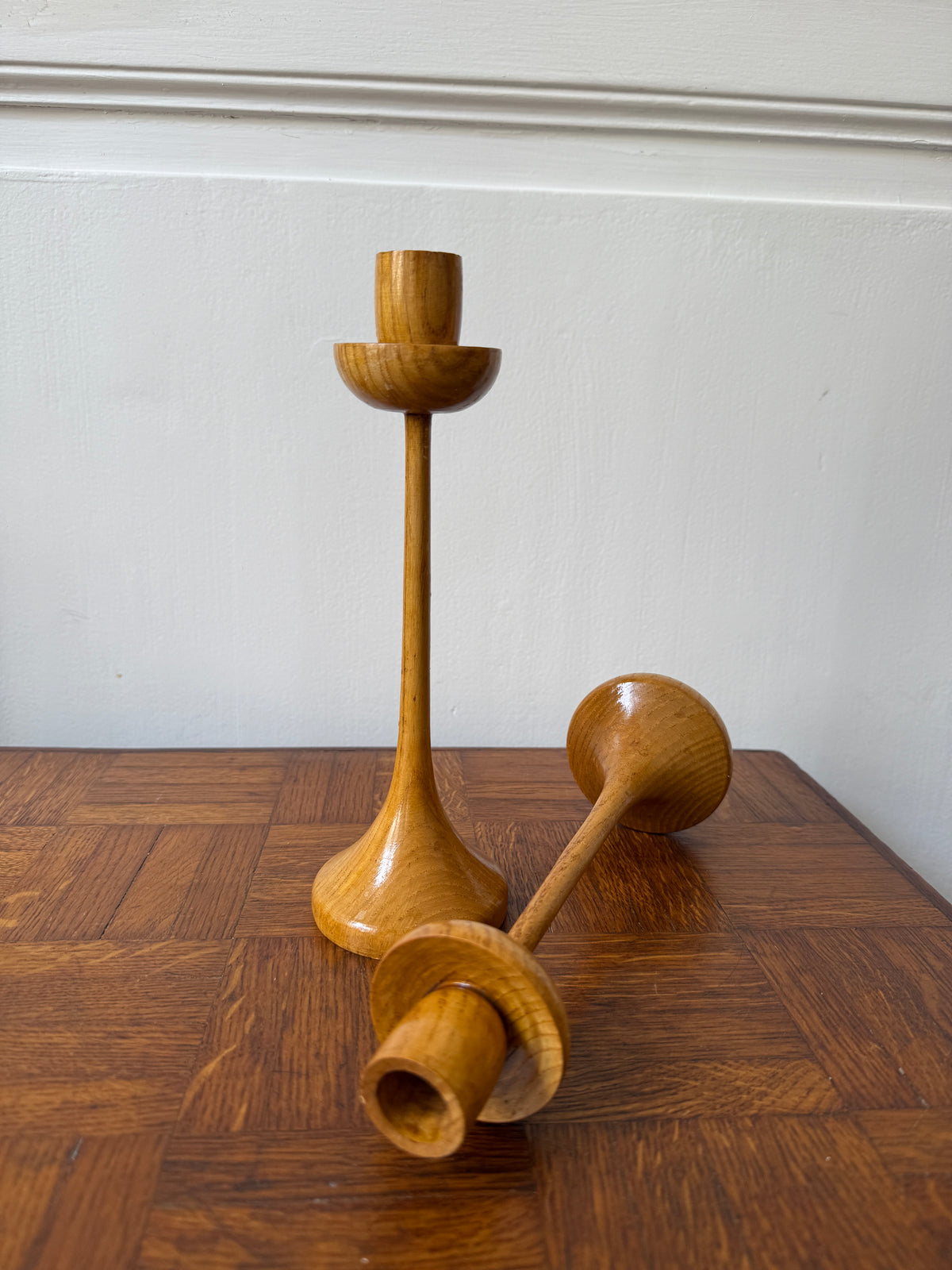 Paire de bougeoirs en bois