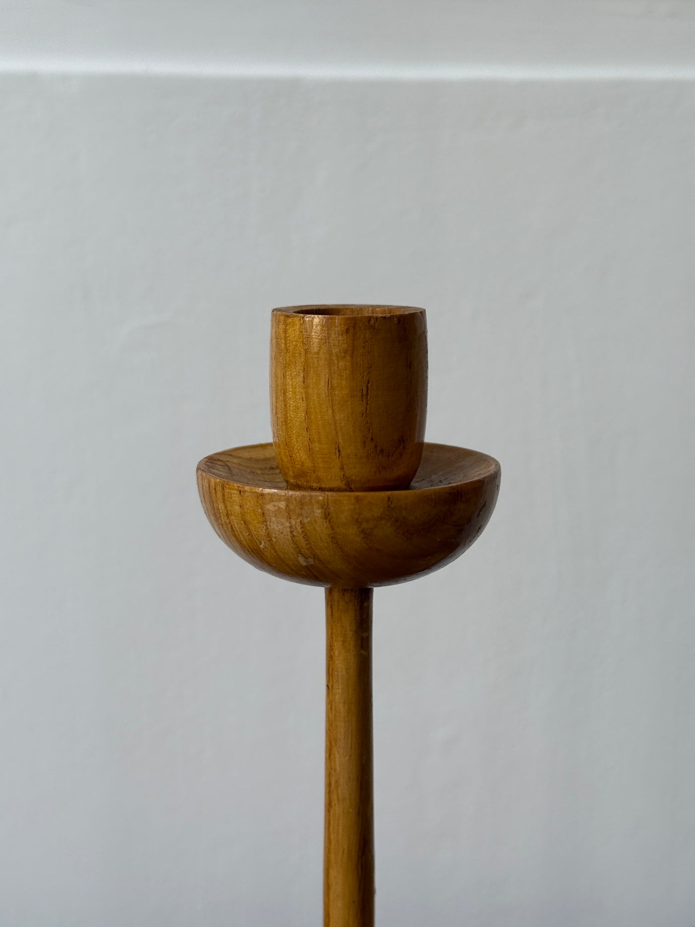 Paire de bougeoirs en bois