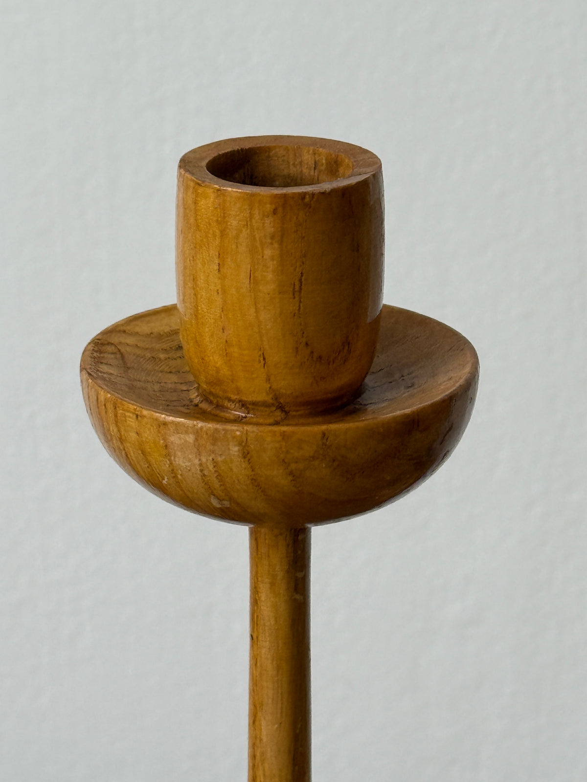 Paire de bougeoirs en bois