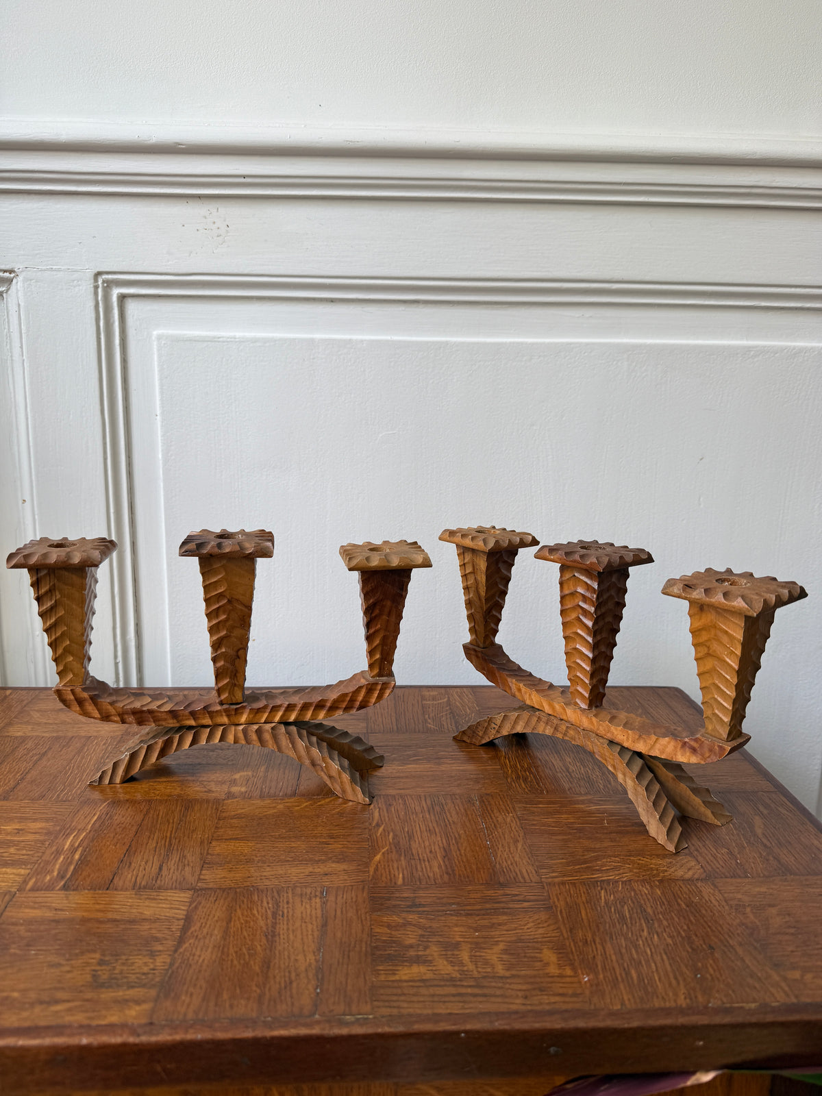 Paire de chandeliers en bois sculpté - 3 branches