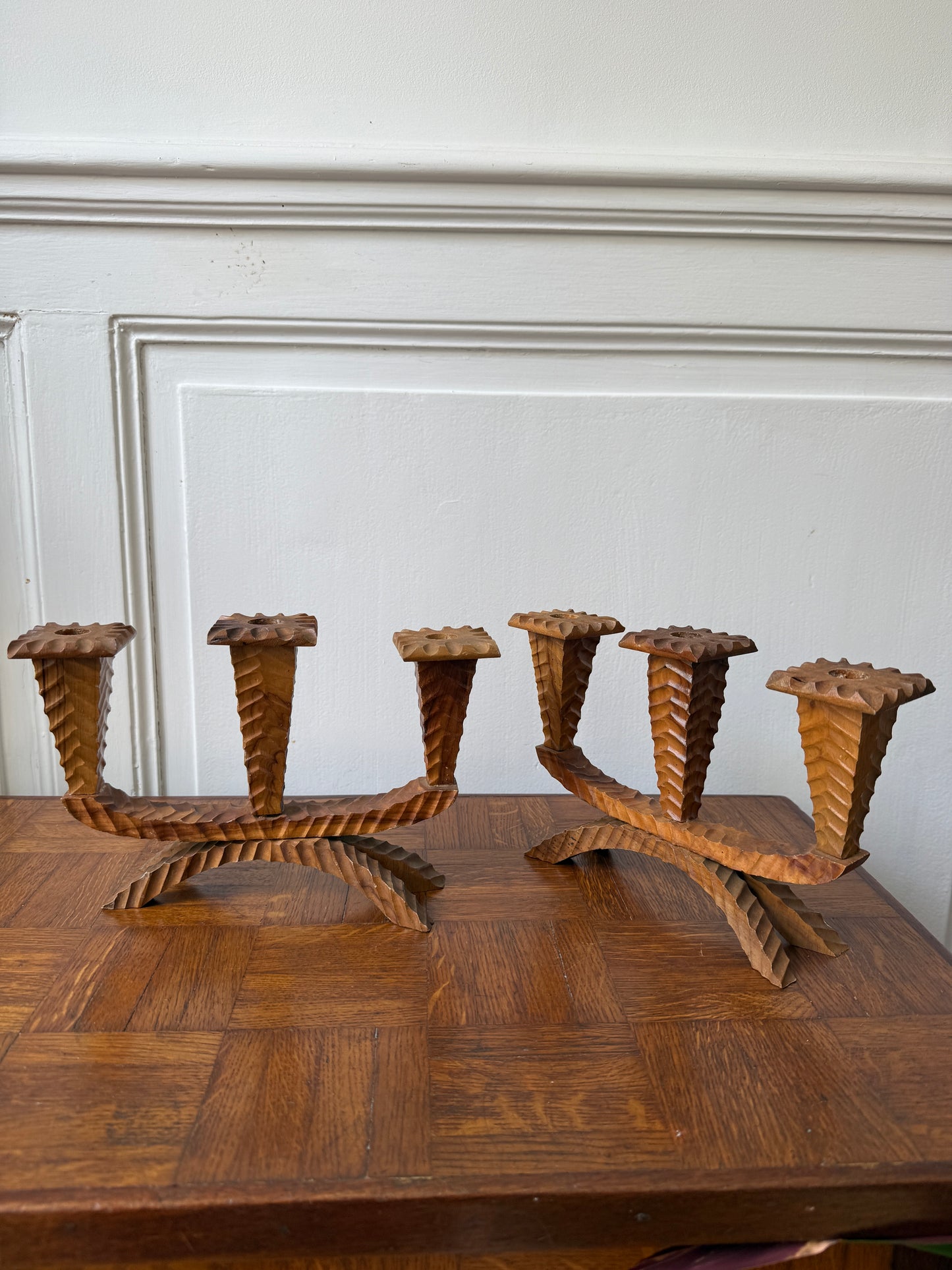 Paire de chandeliers en bois sculpté - 3 branches