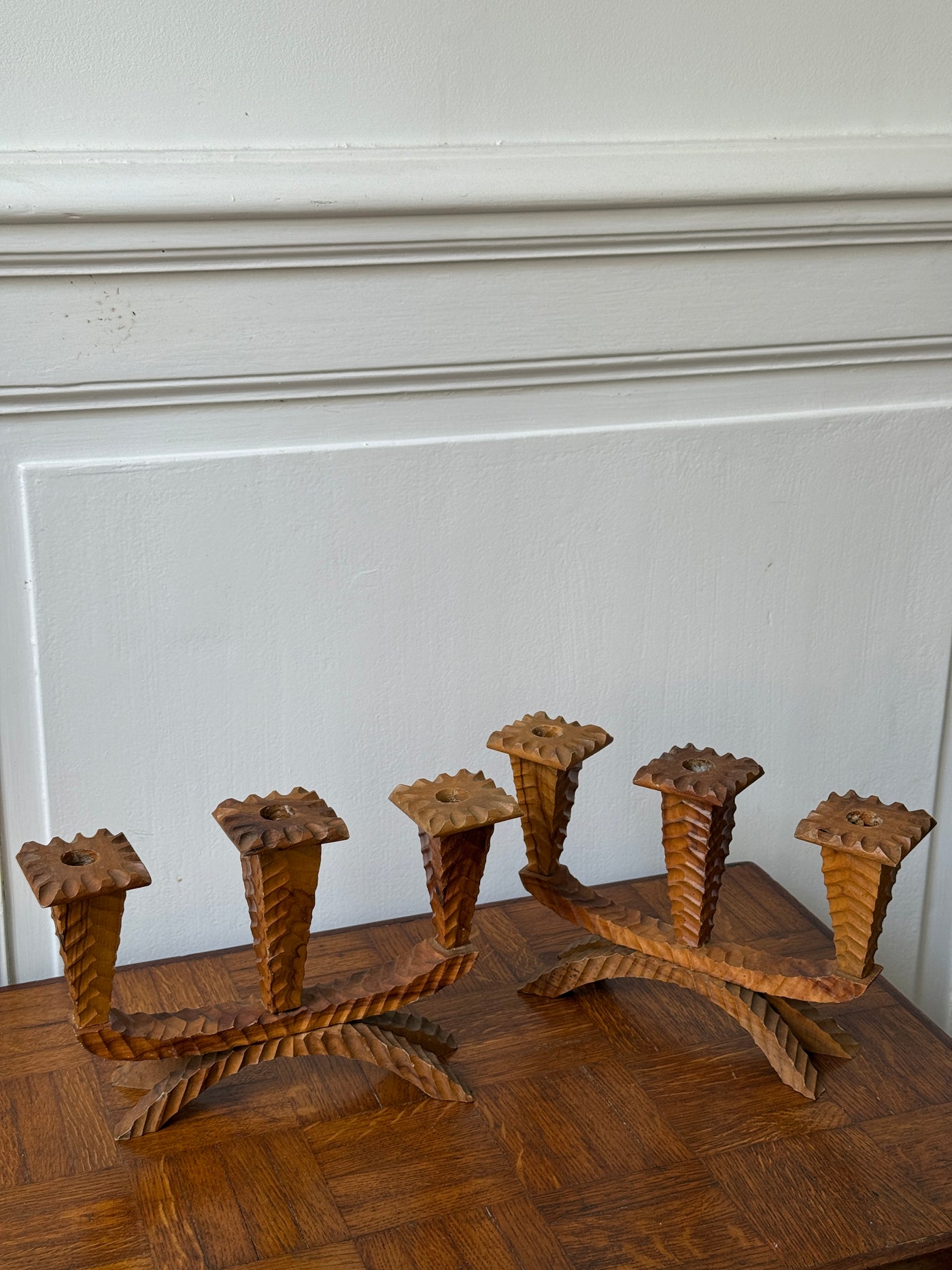 Paire de chandeliers en bois sculpté - 3 branches