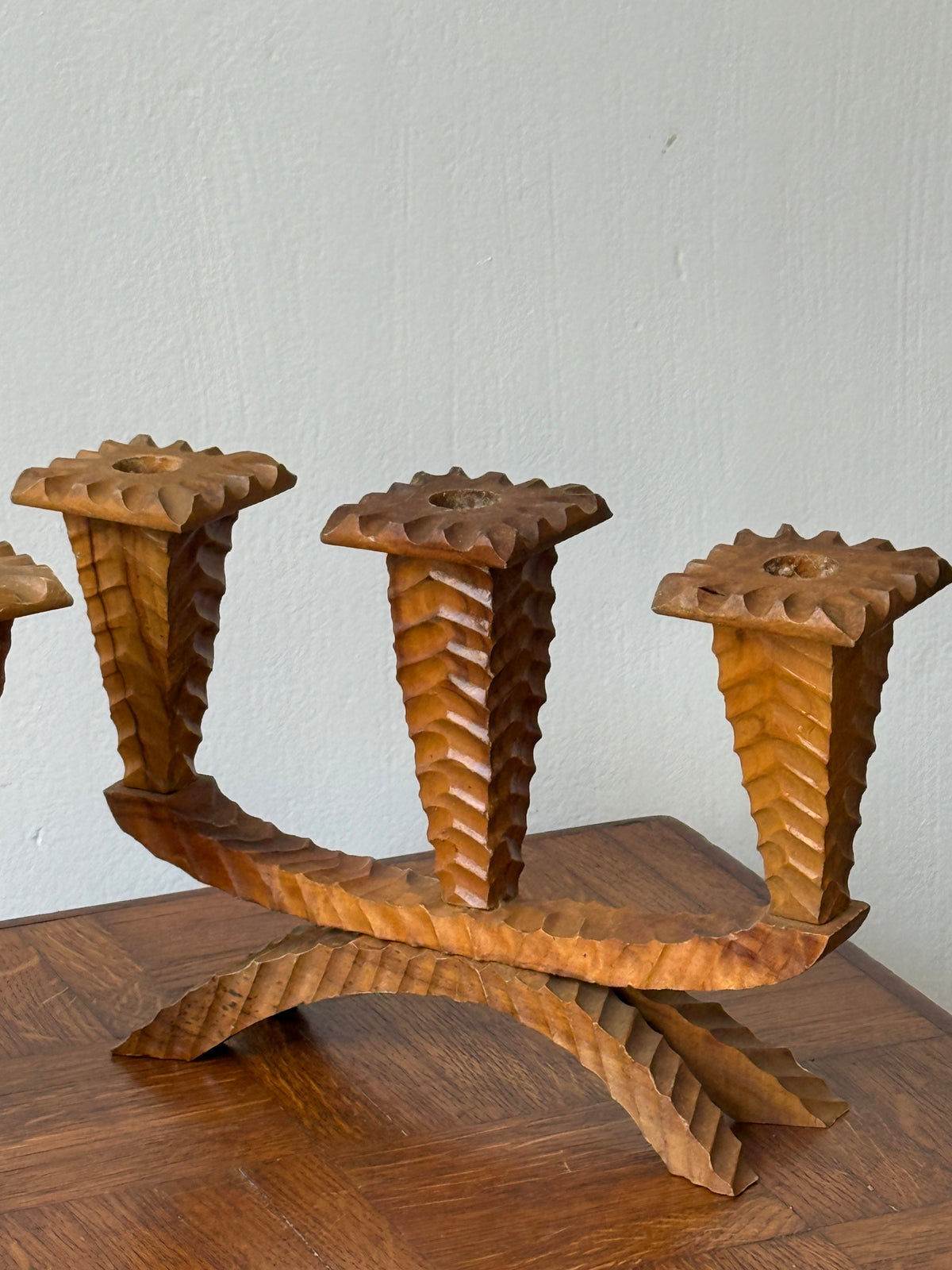 Paire de chandeliers en bois sculpté - 3 branches