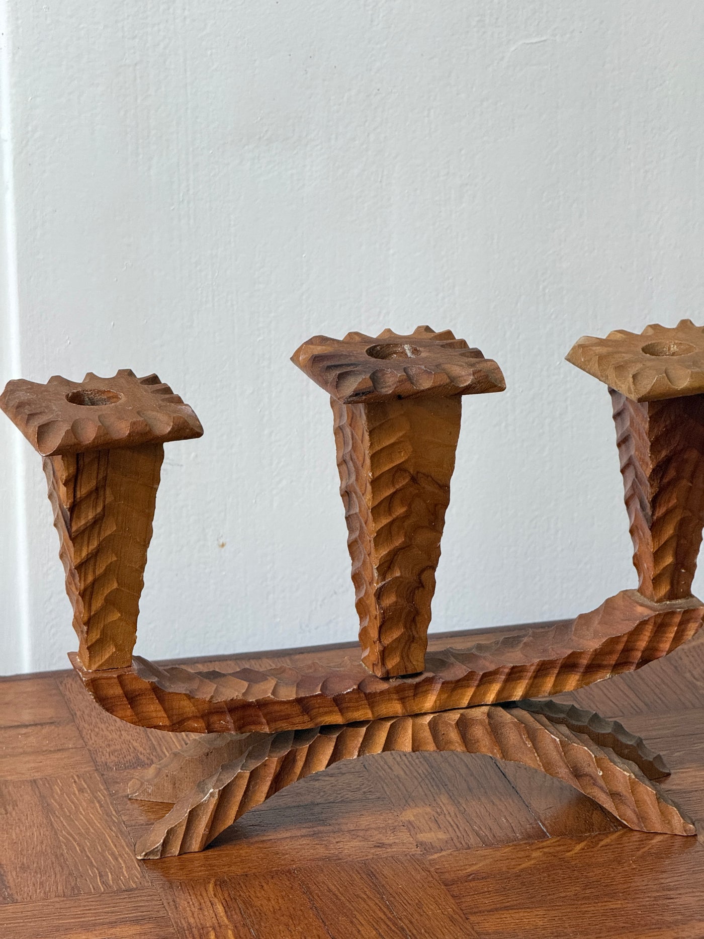 Paire de chandeliers en bois sculpté - 3 branches