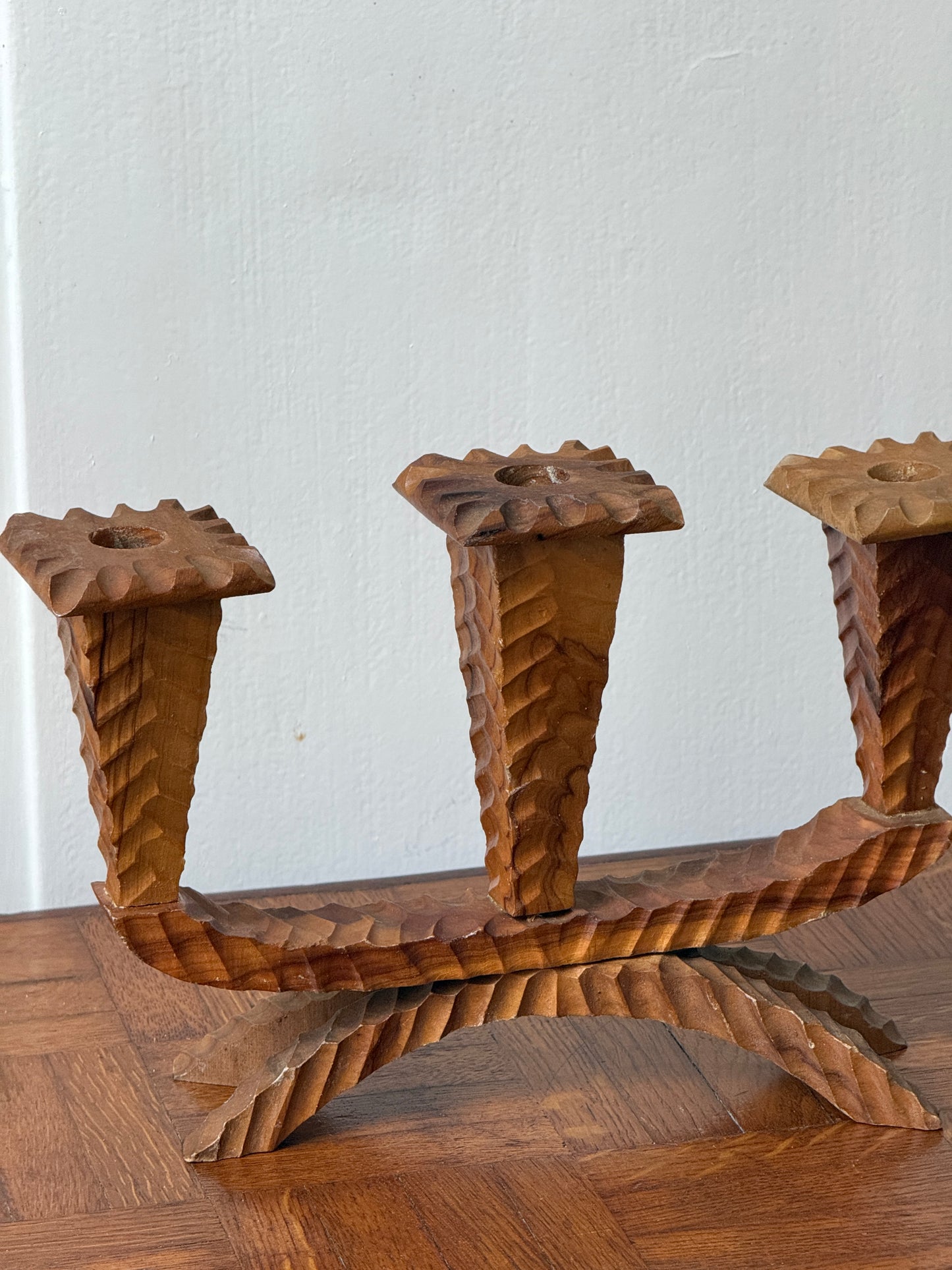 Paire de chandeliers en bois sculpté - 3 branches
