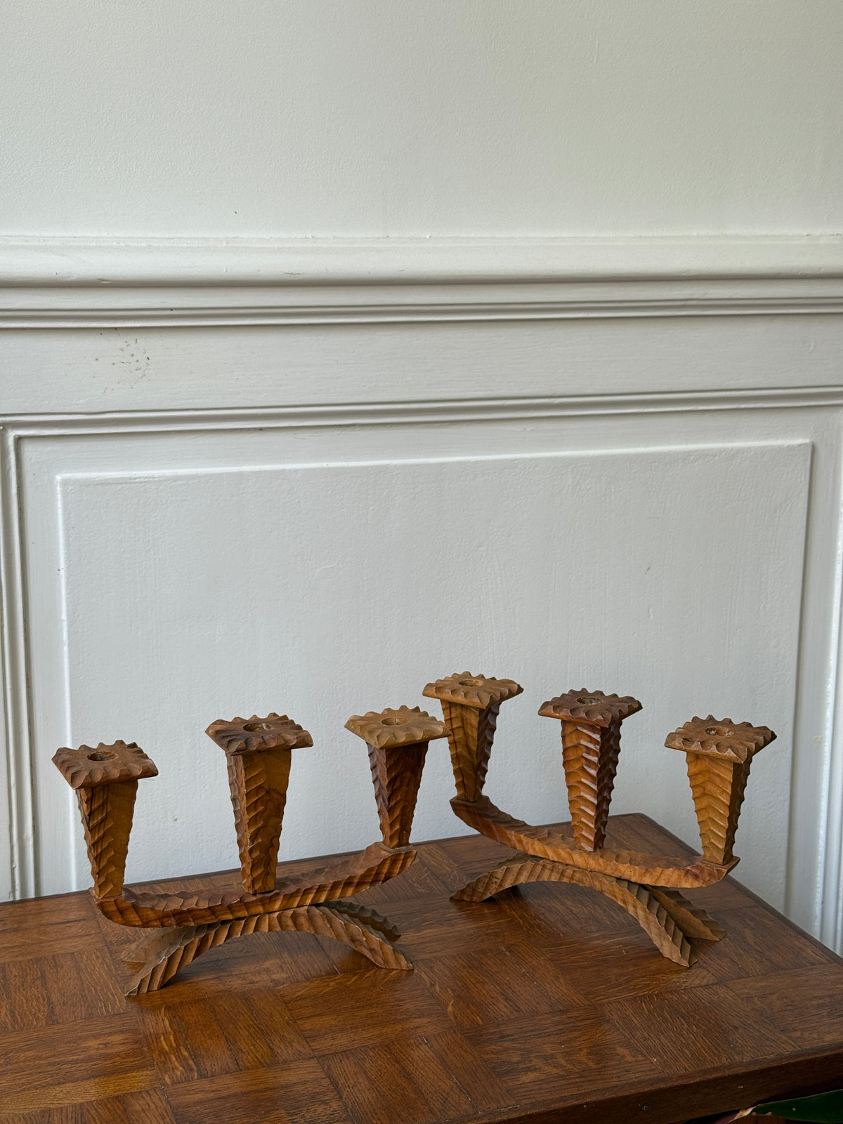 Paire de chandeliers en bois sculpté - 3 branches