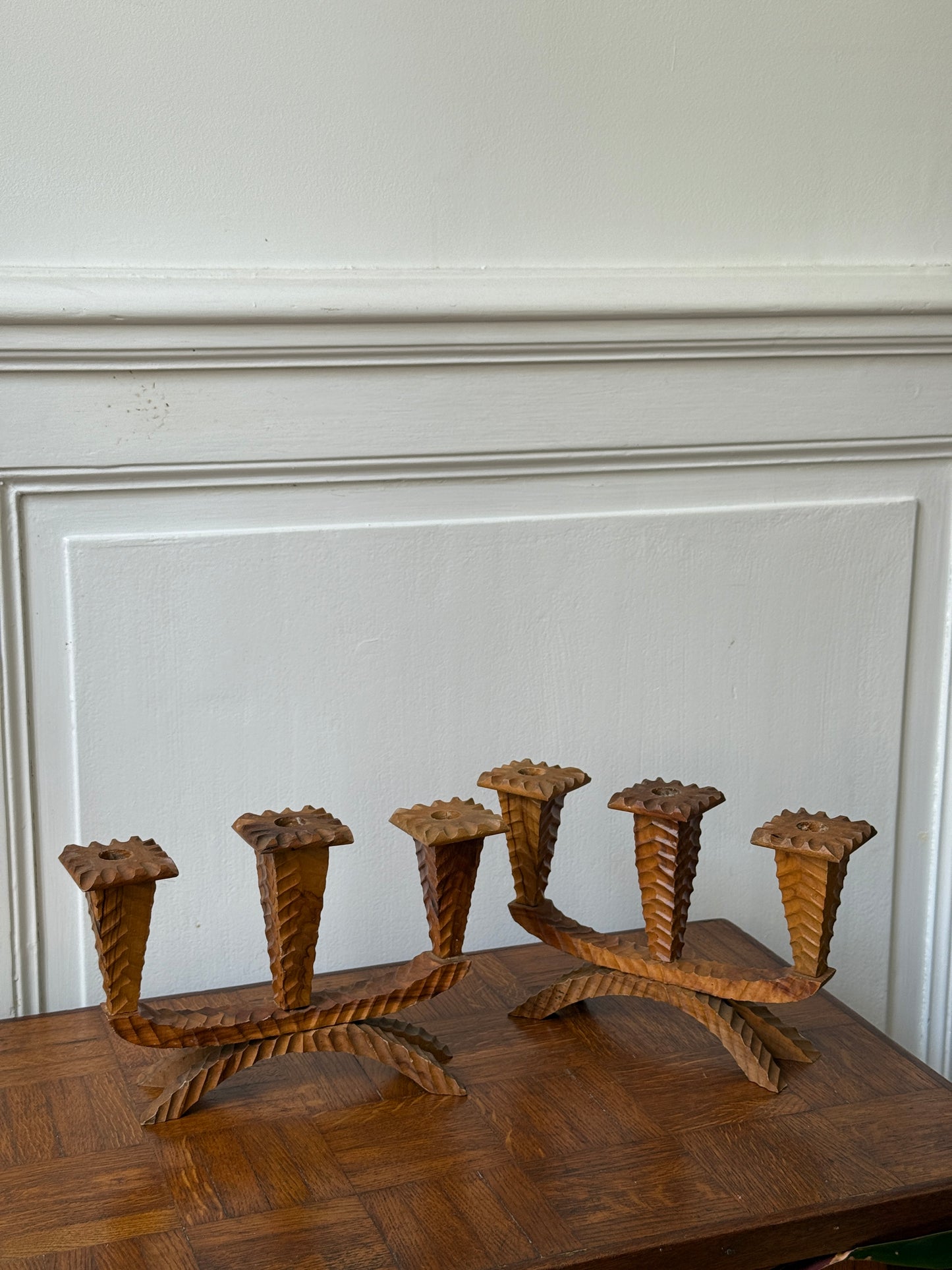 Paire de chandeliers en bois sculpté - 3 branches