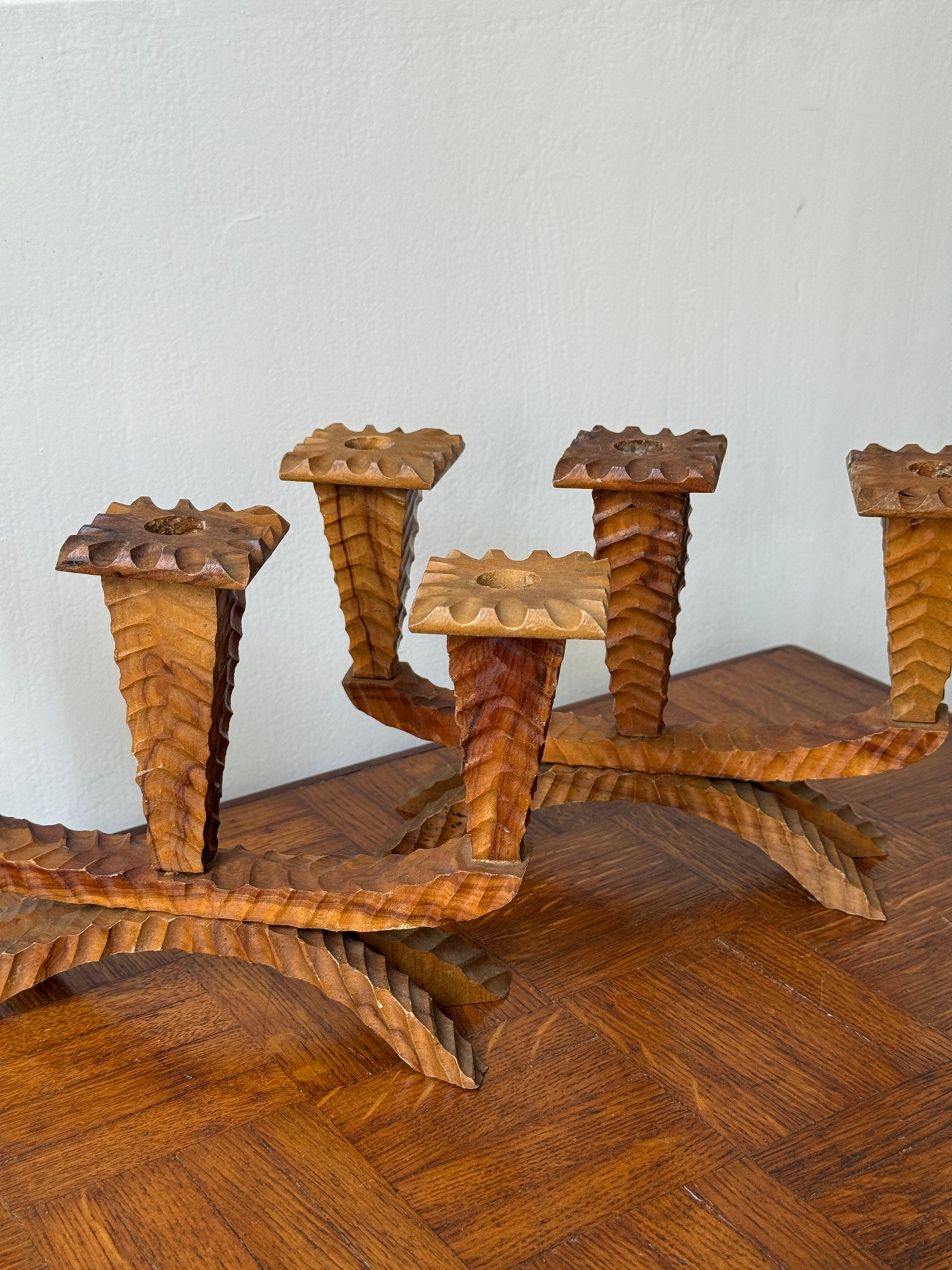 Paire de chandeliers en bois sculpté - 3 branches