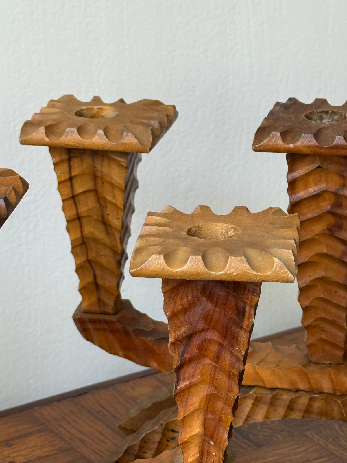 Paire de chandeliers en bois sculpté - 3 branches