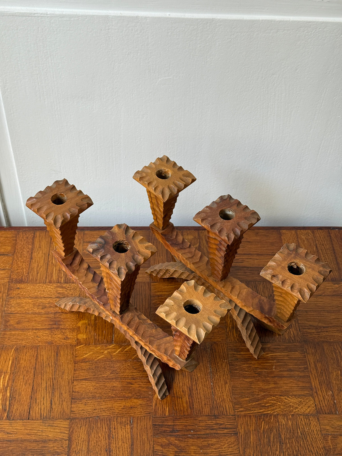 Paire de chandeliers en bois sculpté - 3 branches
