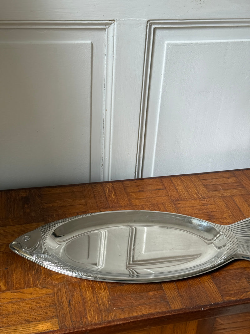 Plat de présentation en métal argenté Razzia avec surface lisse et bord incurvé, idéal pour servir ou décorer.