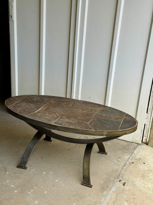 Table basse en fer forgé et ardoise style années 60, design inspiré de Jean Jaffeux, par Razzia.