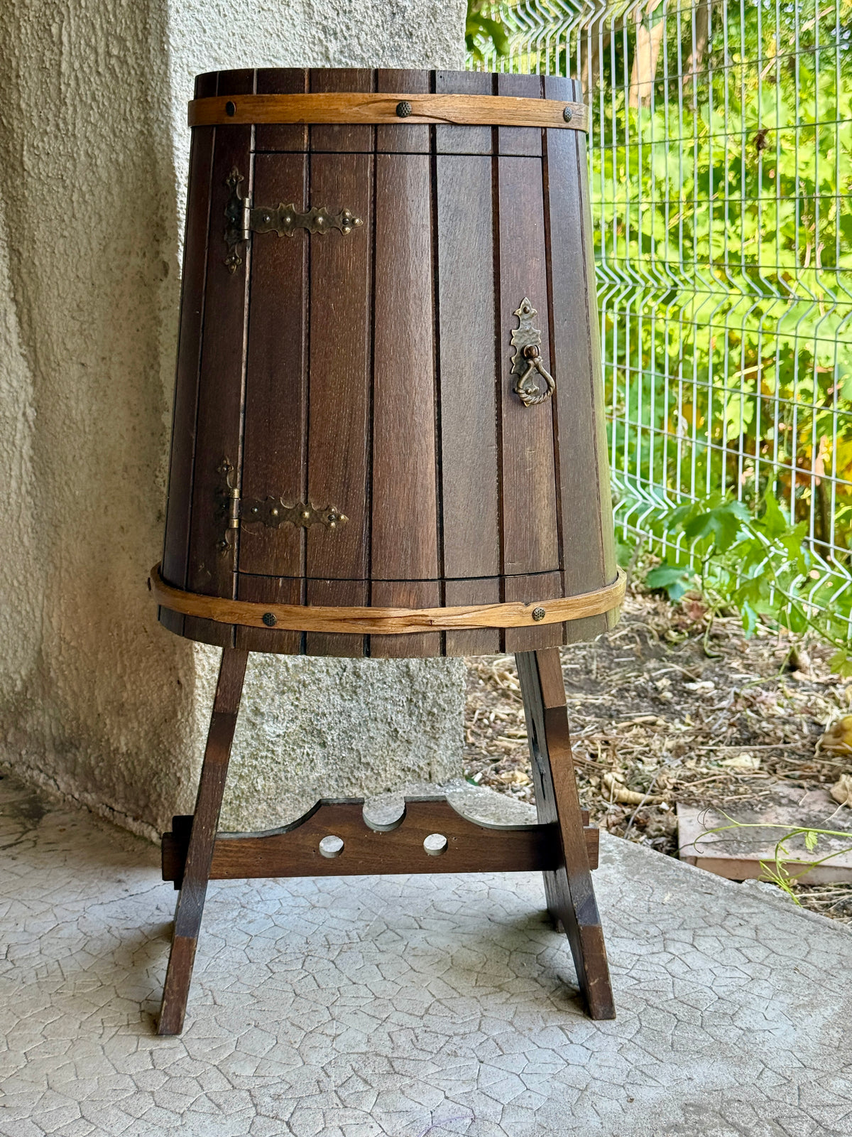 Meuble bar vintage en forme de tonneau