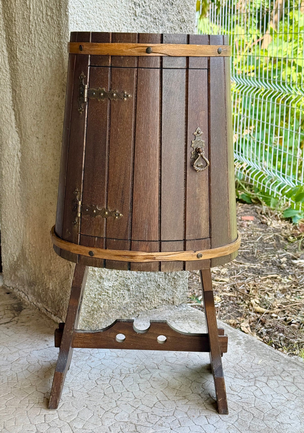 Meuble bar vintage en forme de tonneau