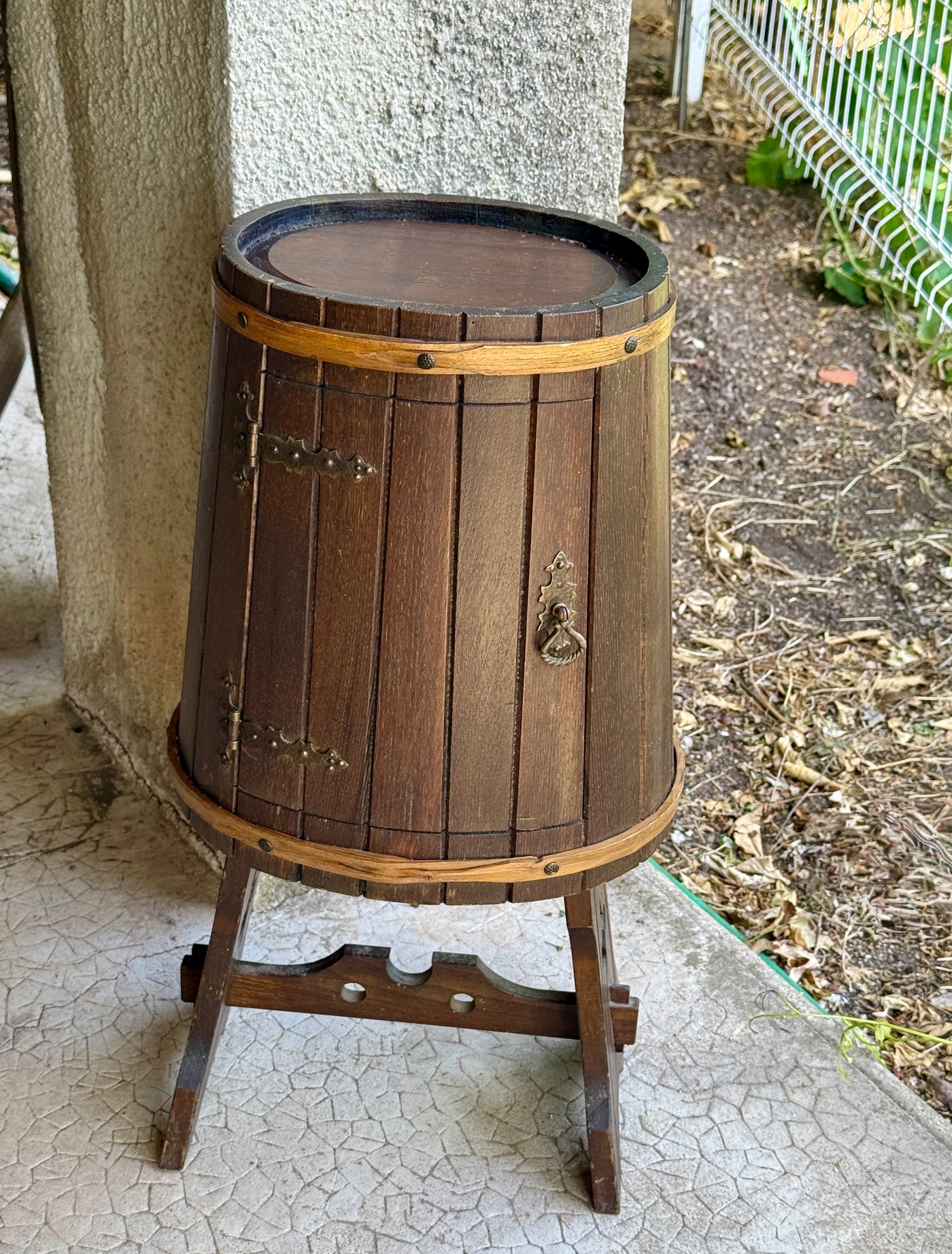 Meuble bar vintage en forme de tonneau