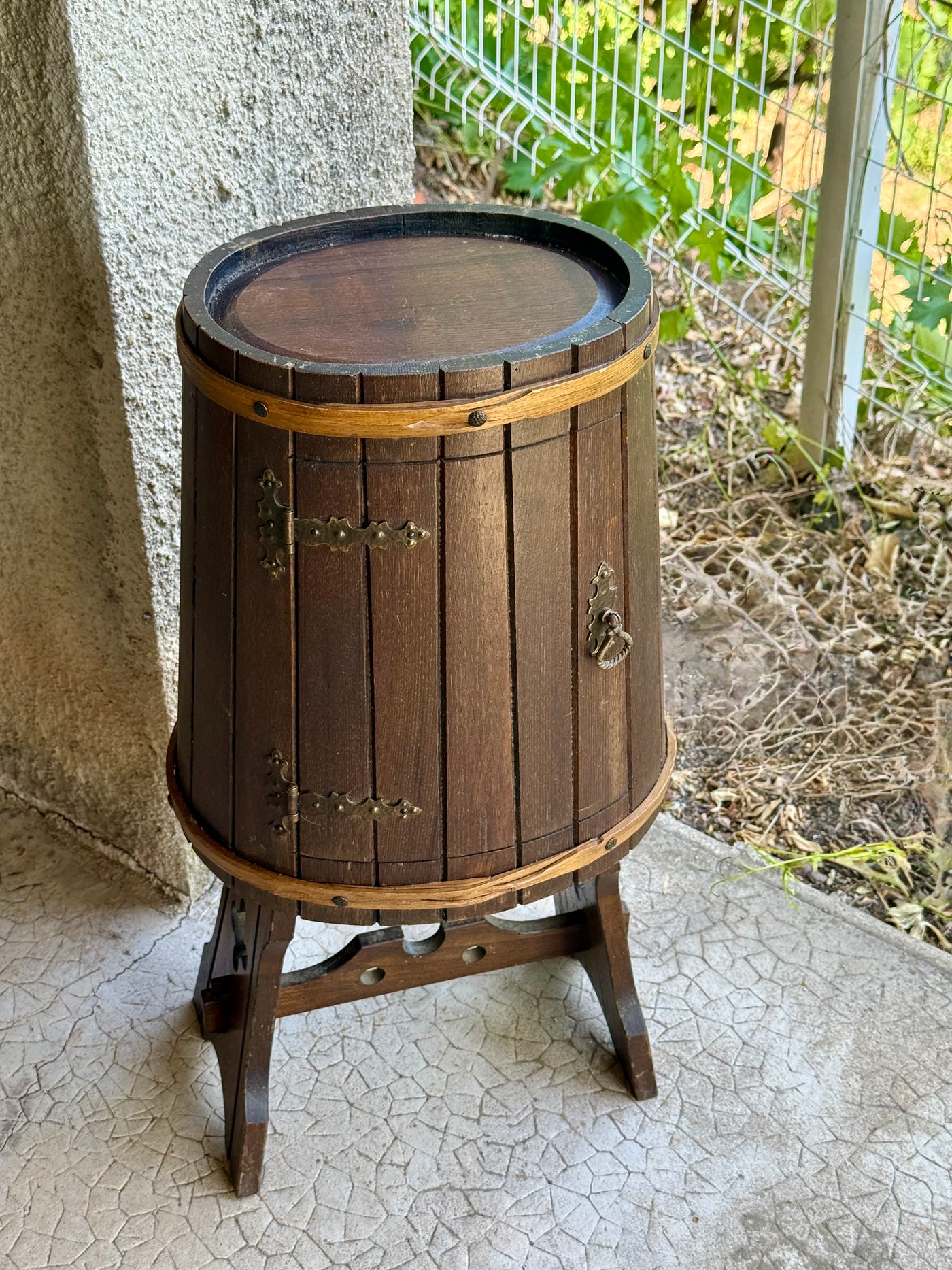 Meuble bar vintage en forme de tonneau
