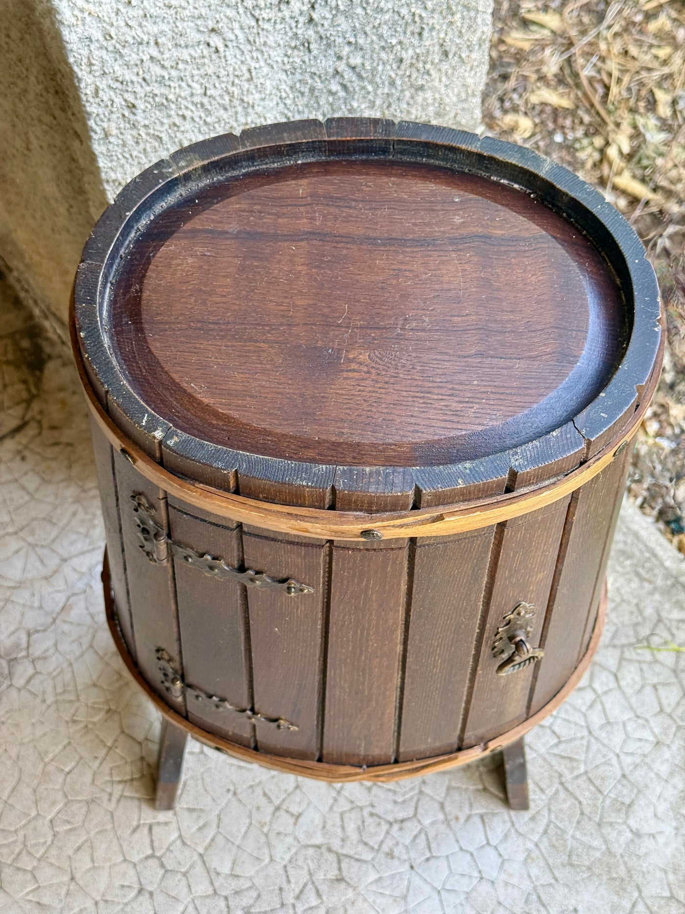 Meuble bar vintage en forme de tonneau