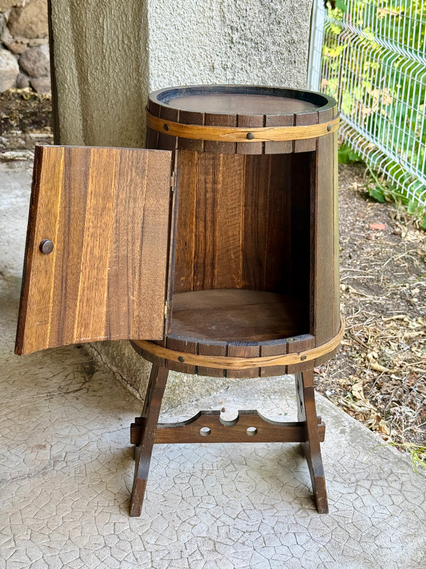 Meuble bar vintage en forme de tonneau