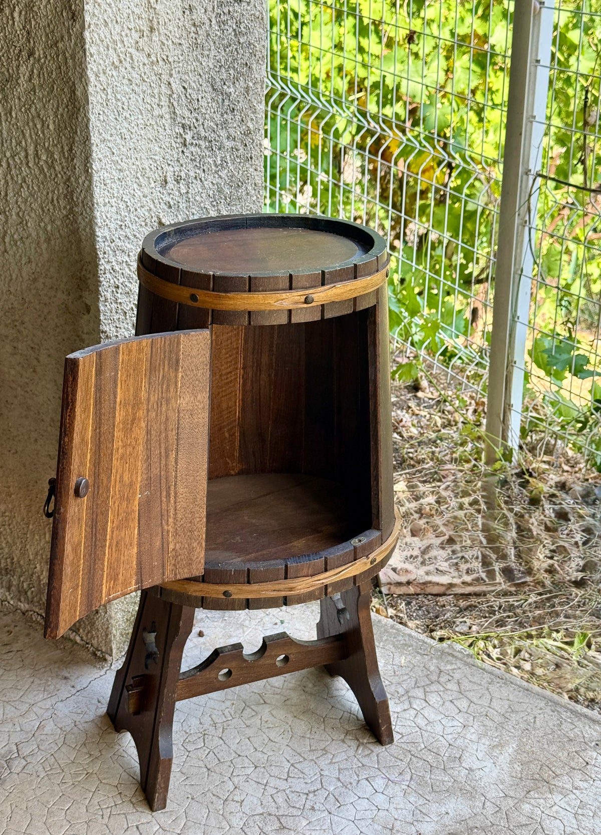 Meuble bar vintage en forme de tonneau