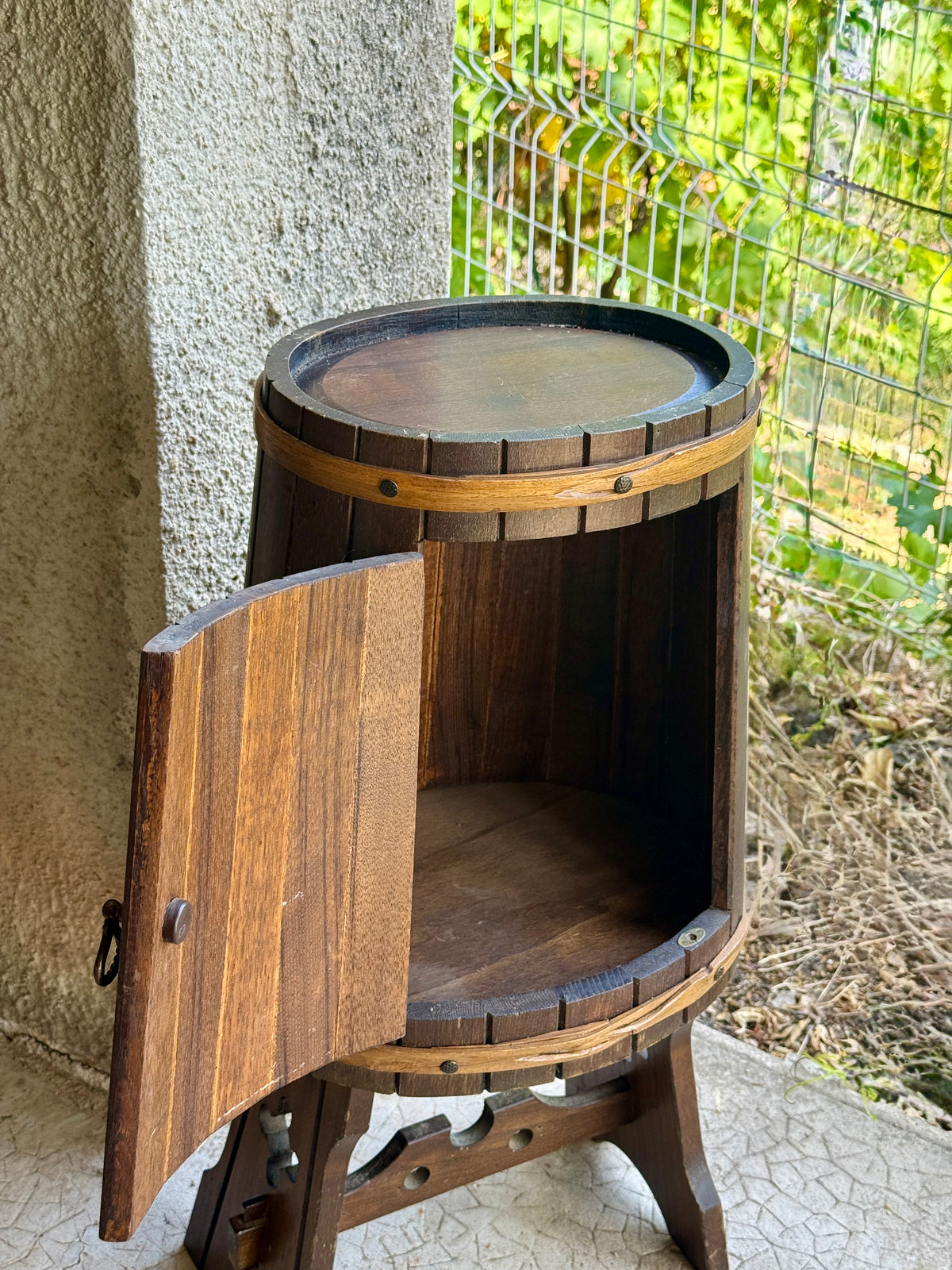Meuble bar vintage en forme de tonneau