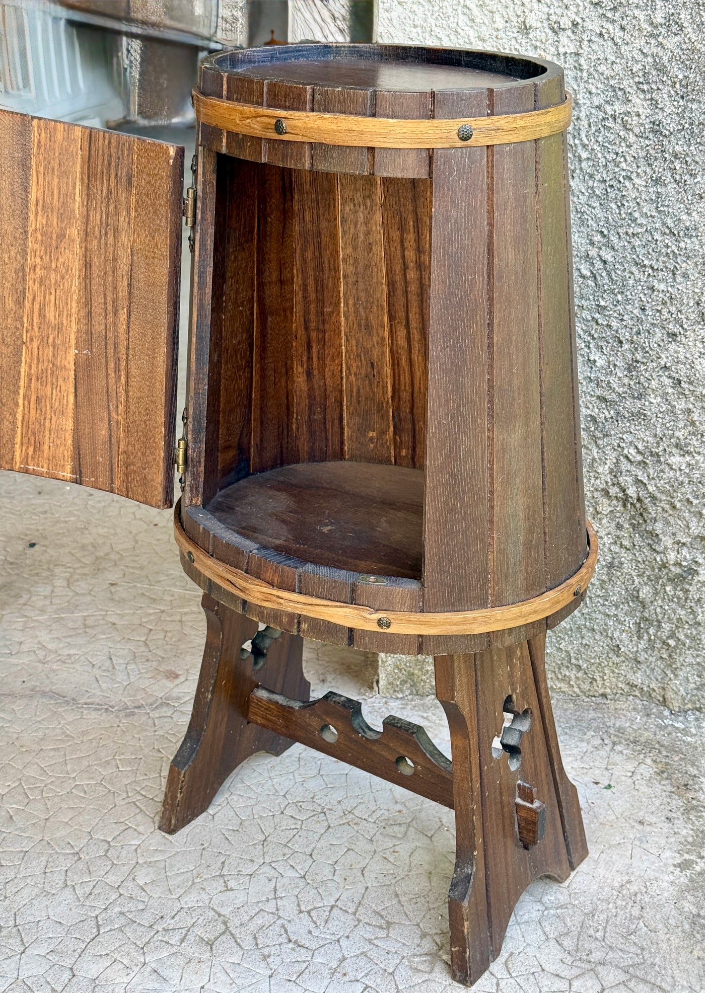 Meuble bar vintage en forme de tonneau