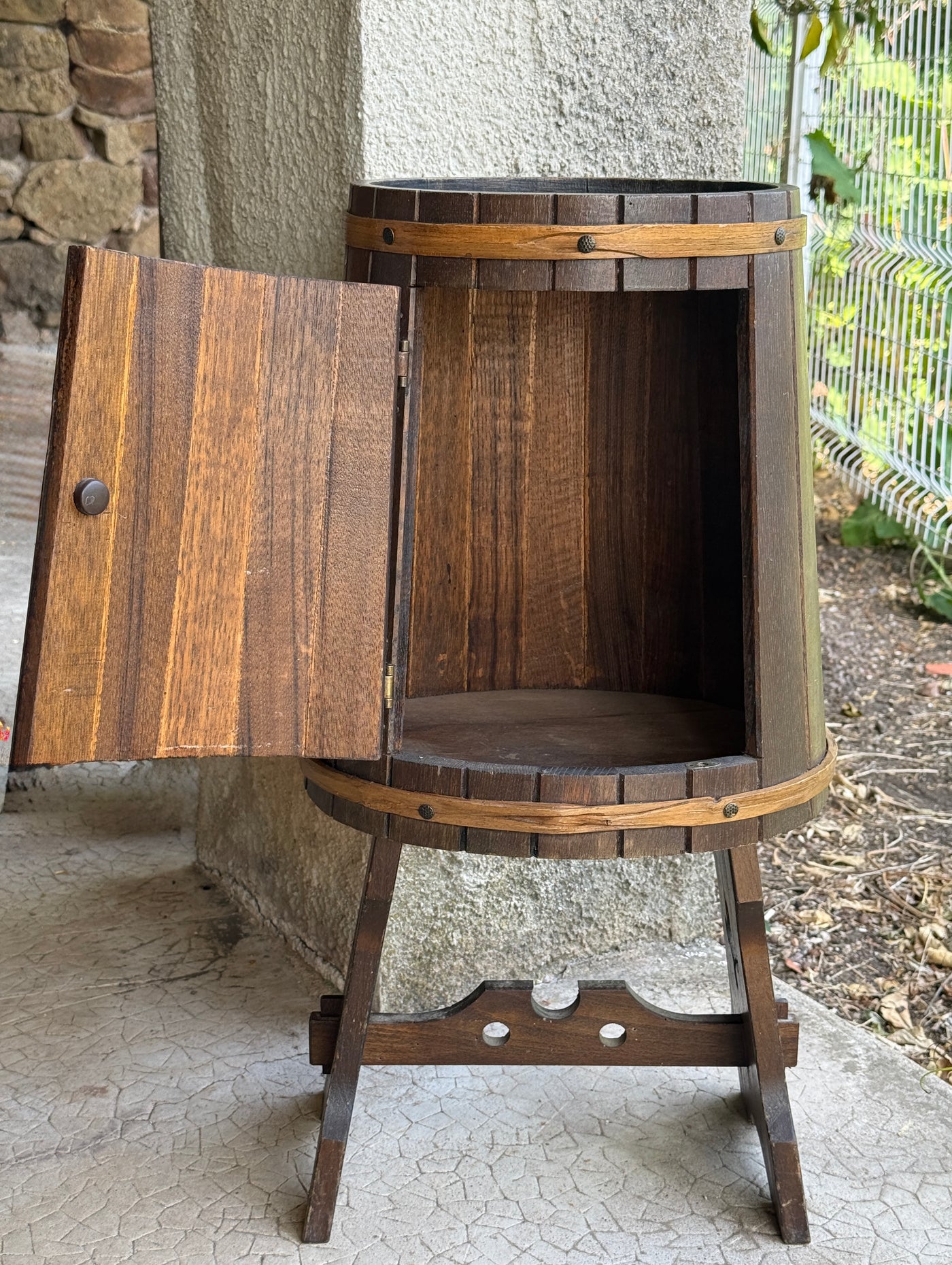 Meuble bar vintage en forme de tonneau
