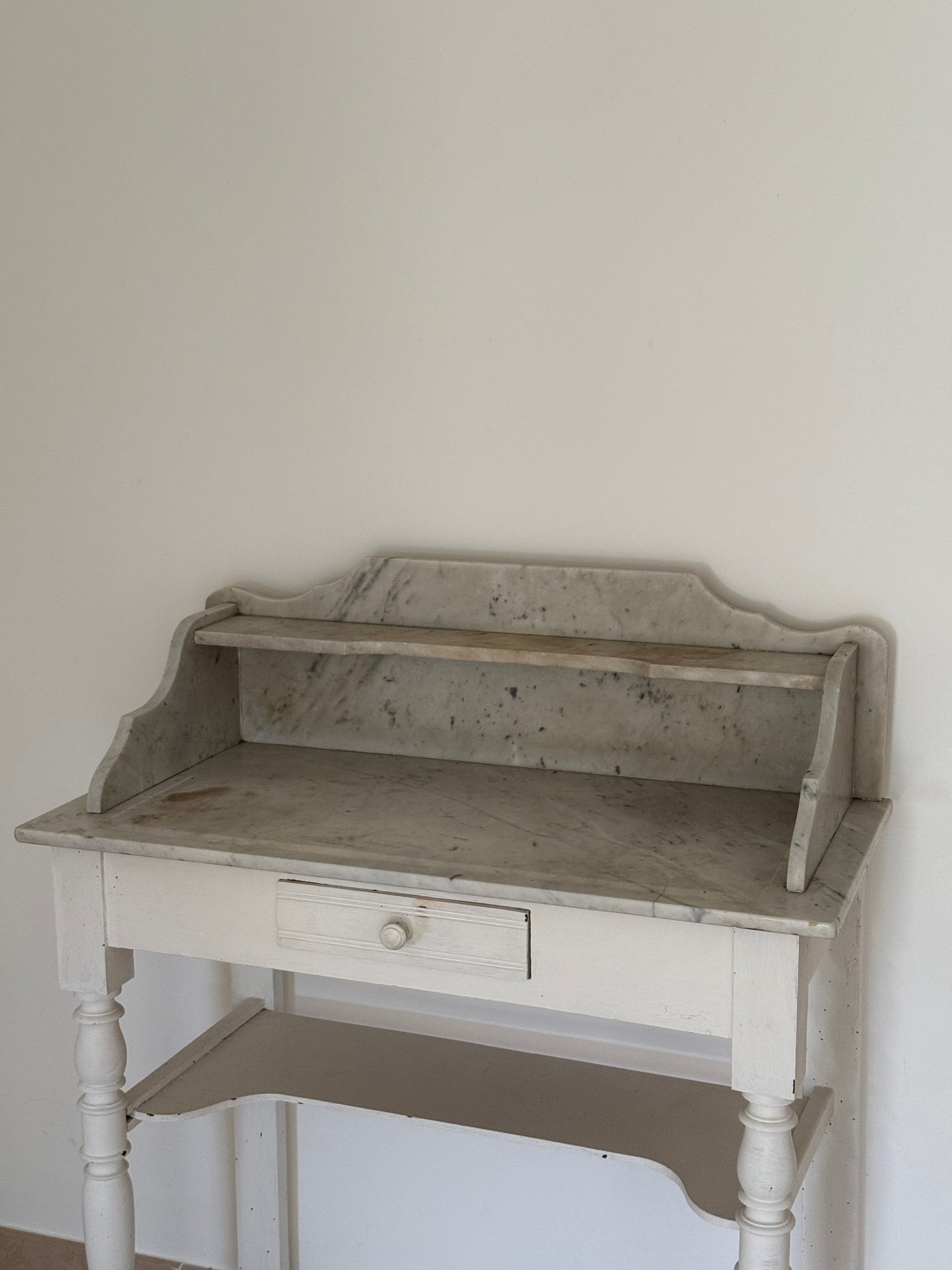Bureau coiffeuse en bois et marbre shabby chic
