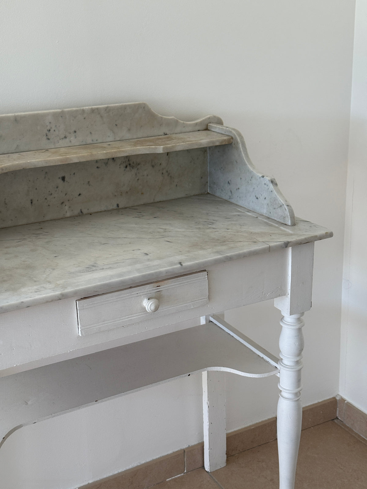 Bureau coiffeuse en bois et marbre shabby chic