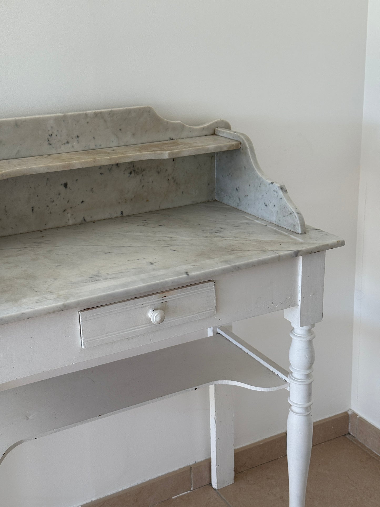 Bureau coiffeuse en bois et marbre shabby chic