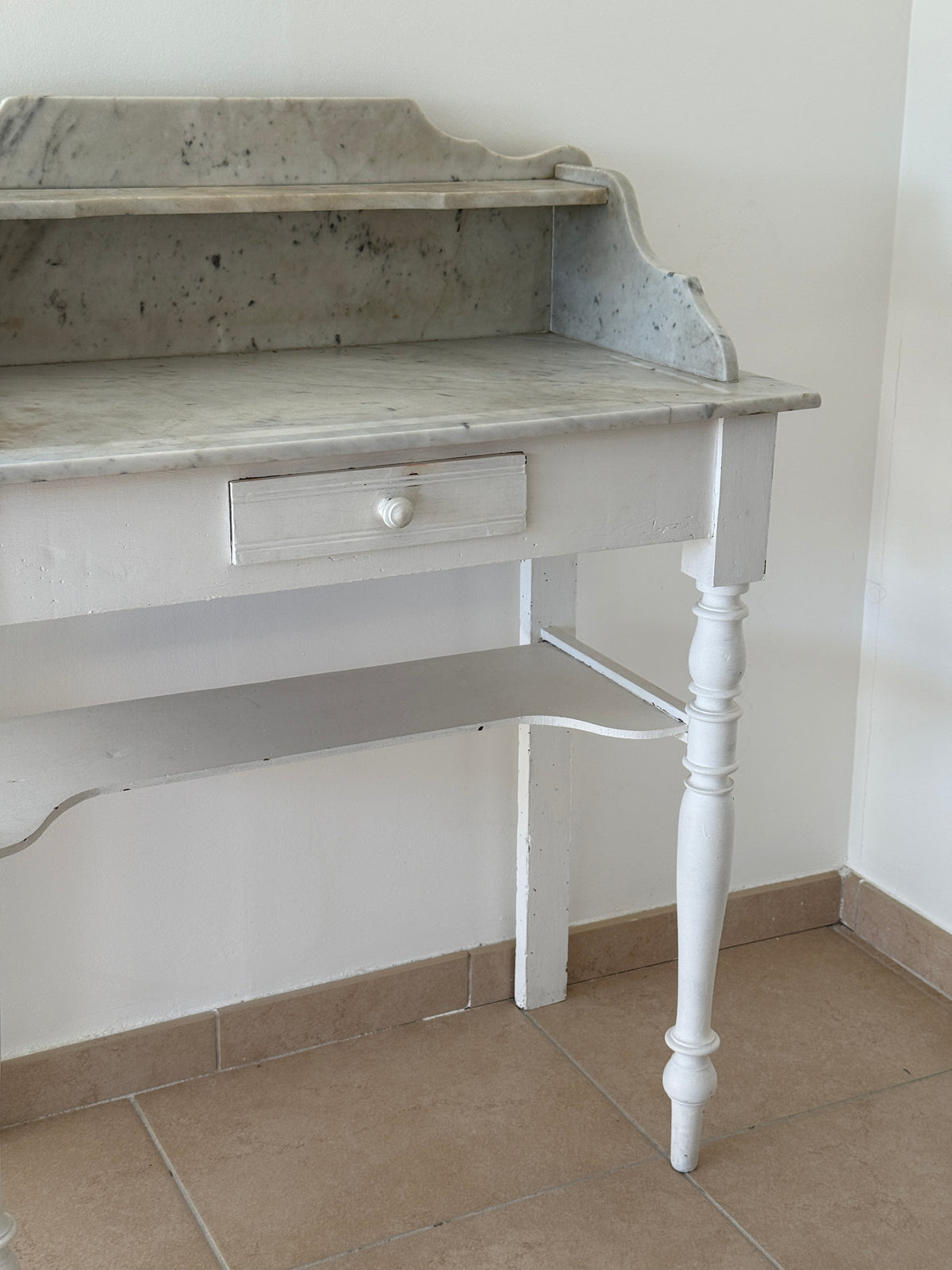 Bureau coiffeuse en bois et marbre shabby chic